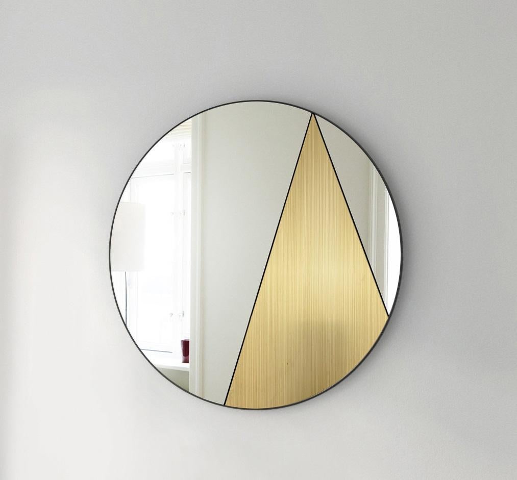 Miroir mural Itinera Res I 80 par Atlas Project
Dimensions : D 3/5 x Ø 80 cm. 
MATERIAL : Fer peint à la poudre noire, laiton brossé, miroir et bois.

Disponible en différentes finitions et tailles. Veuillez nous contacter.

ITINERA
Le matériau