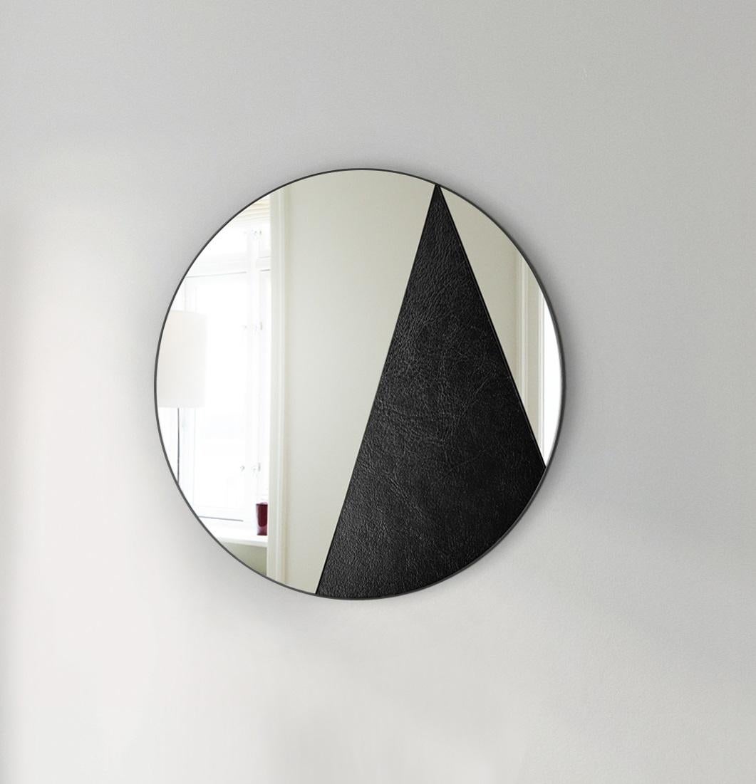 Specchio da parete Itinera Res IV 80 di Atlas Project
Dimensioni: D 3/5 x Ø 80 cm. 
Materiali: Ferro verniciato a polvere nera, pelle nera, specchio e Wood.

Disponibile in diverse finiture e dimensioni. Contattateci.

ITINERA
Il materiale riempie