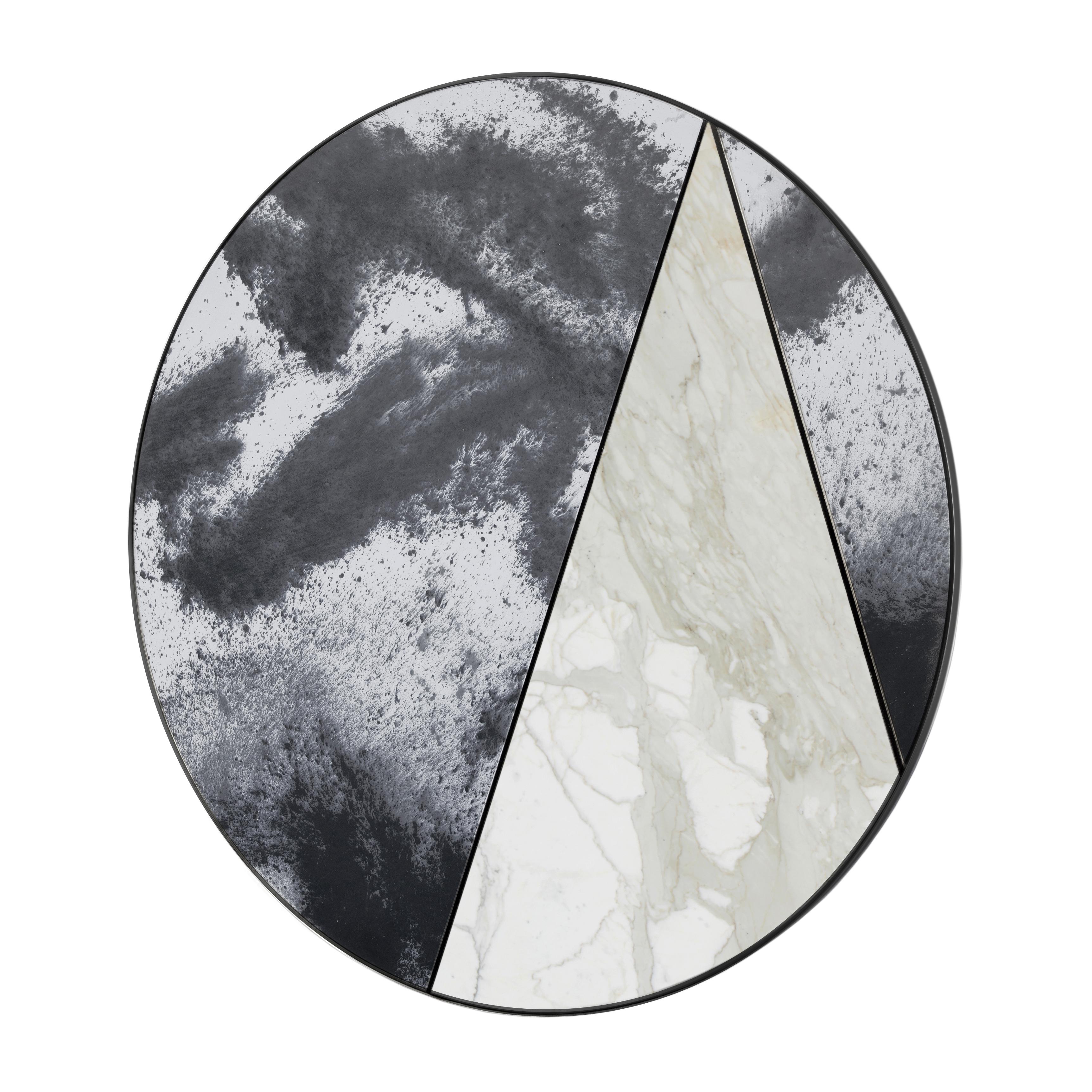 Itinera Res Lunare III

Durch die Kombination der atemberaubenden antiken Spiegelgläser mit der Wärme der handgefertigten Naturmaterialien sind die Res-Spiegel eine elegante Präsenz in jeder Umgebung. Die harmonische Klarheit des Designs, die mit