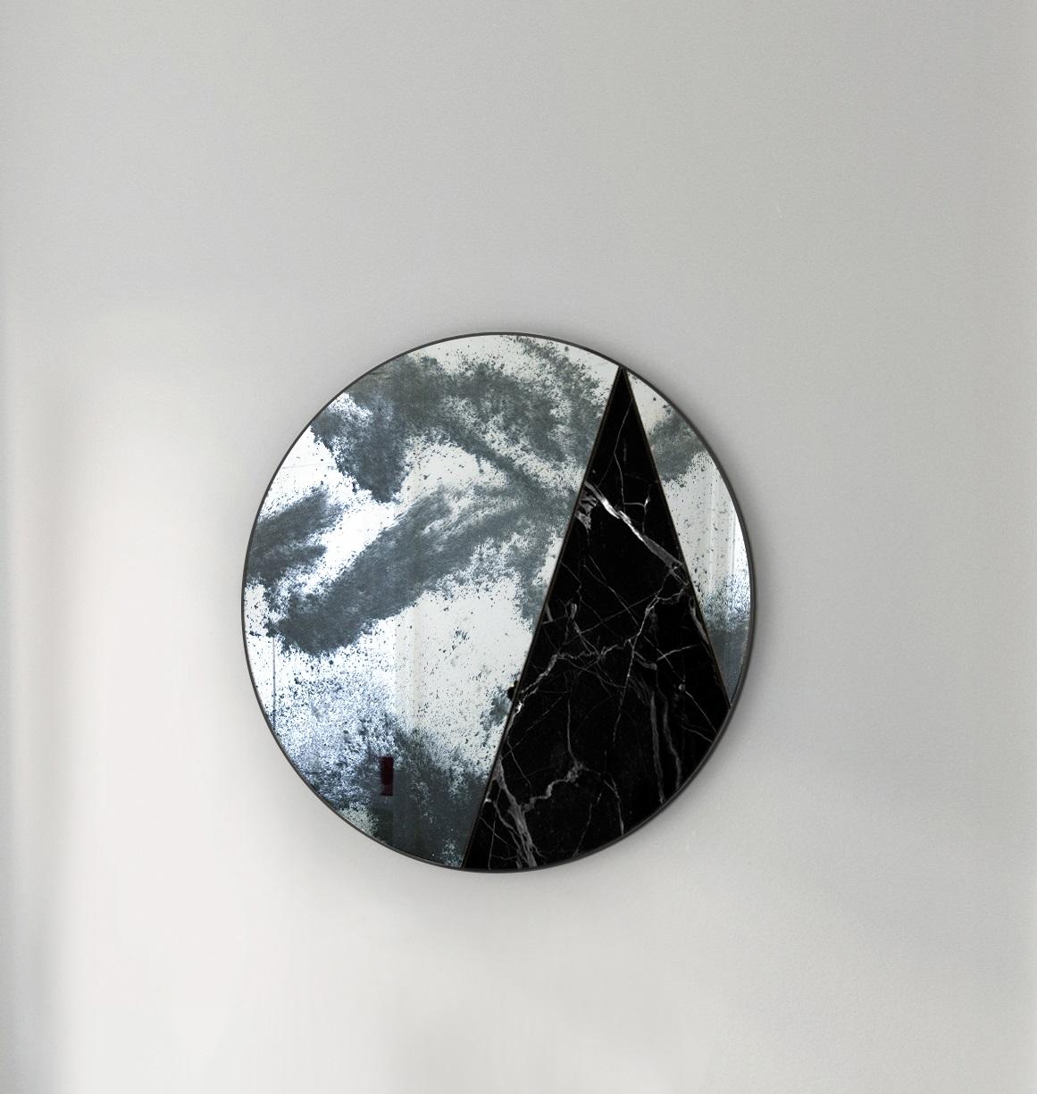 Miroir mural Itinera Res Lunare V 80 par Atlas Project
Dimensions : D 3/5 x Ø 80 cm. 
MATERIAL : Fer peint à la poudre noire, marbre Nero Marquina, miroir et bois.

Disponible en différentes finitions et tailles. Veuillez nous contacter.

ITINERA
Le