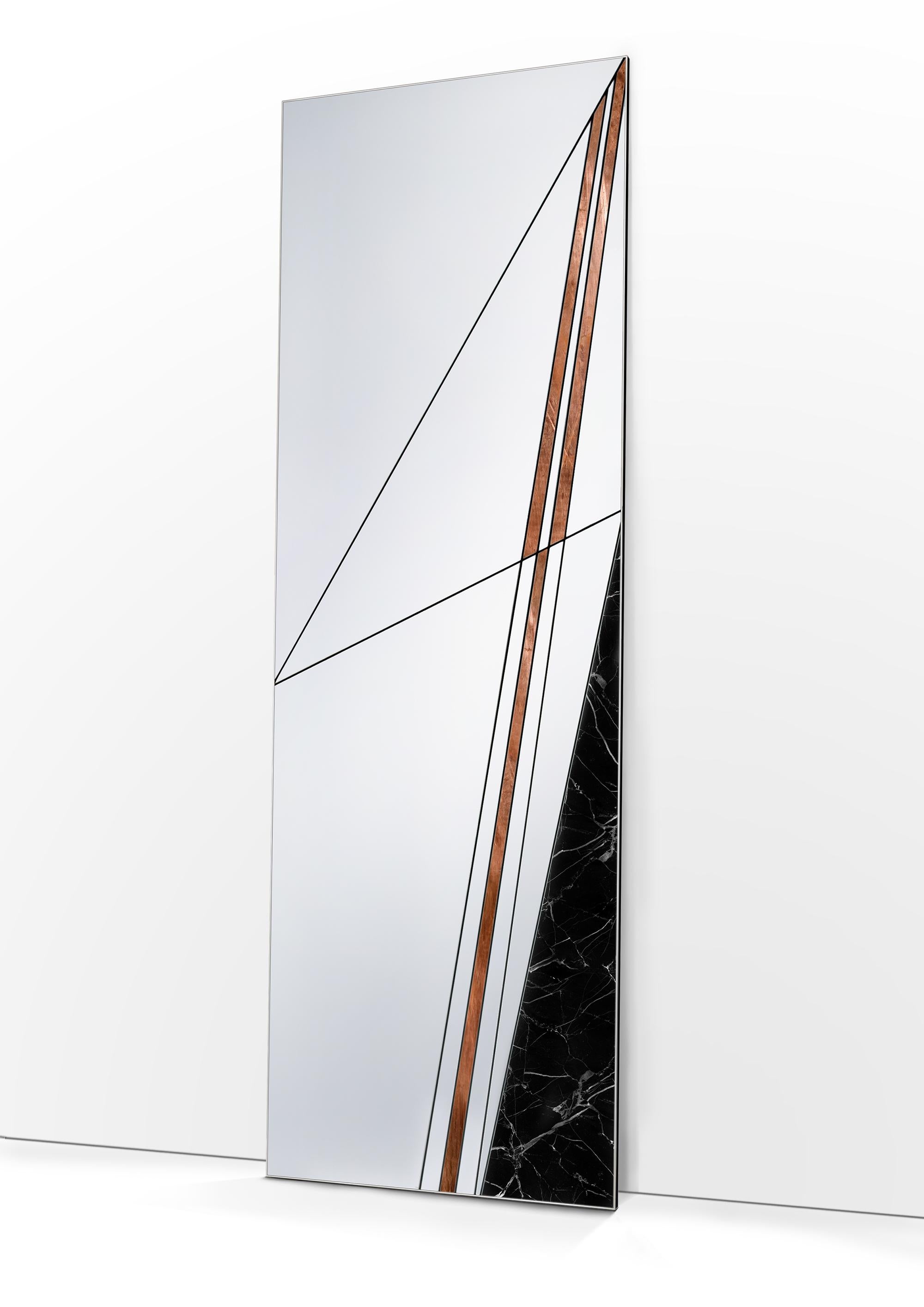Specchio a Piedi Itinera Via VI di Atlas Project
Dimensioni: P 3 x L 55 x H 170 cm. 
Materiali: Ferro verniciato a polvere nera, specchio, rame, marmo nero Marquinia e legno.

Il nostro progetto
Dalla sinergia tra una trentennale esperienza