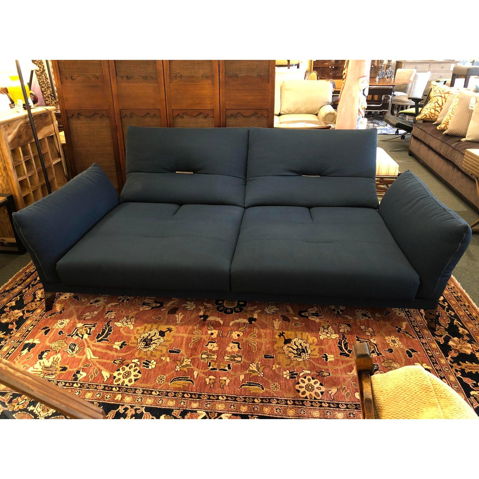 Nous vous présentons le canapé Itinéraire de Roche Bobois. Il s'agit d'un grand canapé 3 places avec dossiers et accoudoirs réglables. L'un ou les deux dossiers coulissent vers l'arrière, créant ainsi un espace de détente.
Tissu : Couleur urbaine ;