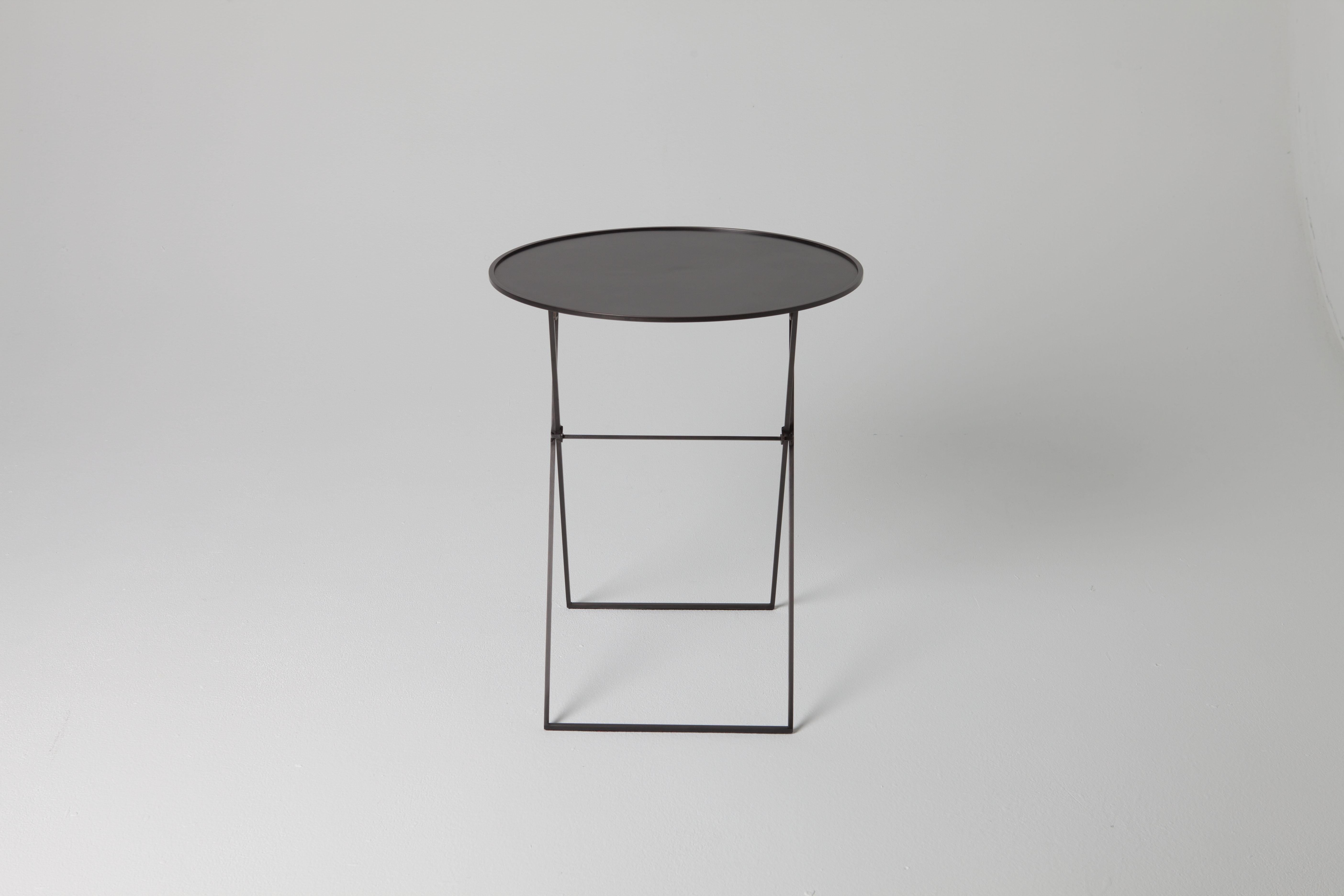 Table d'appoint pliante en métal bronze noir ITO par Soraya Osorio en vente 1