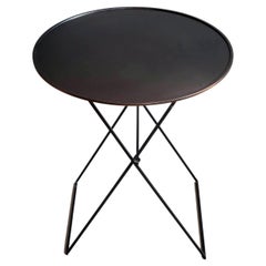 Mesa auxiliar plegable de metal y bronce negro ITO de Soraya Osorio
