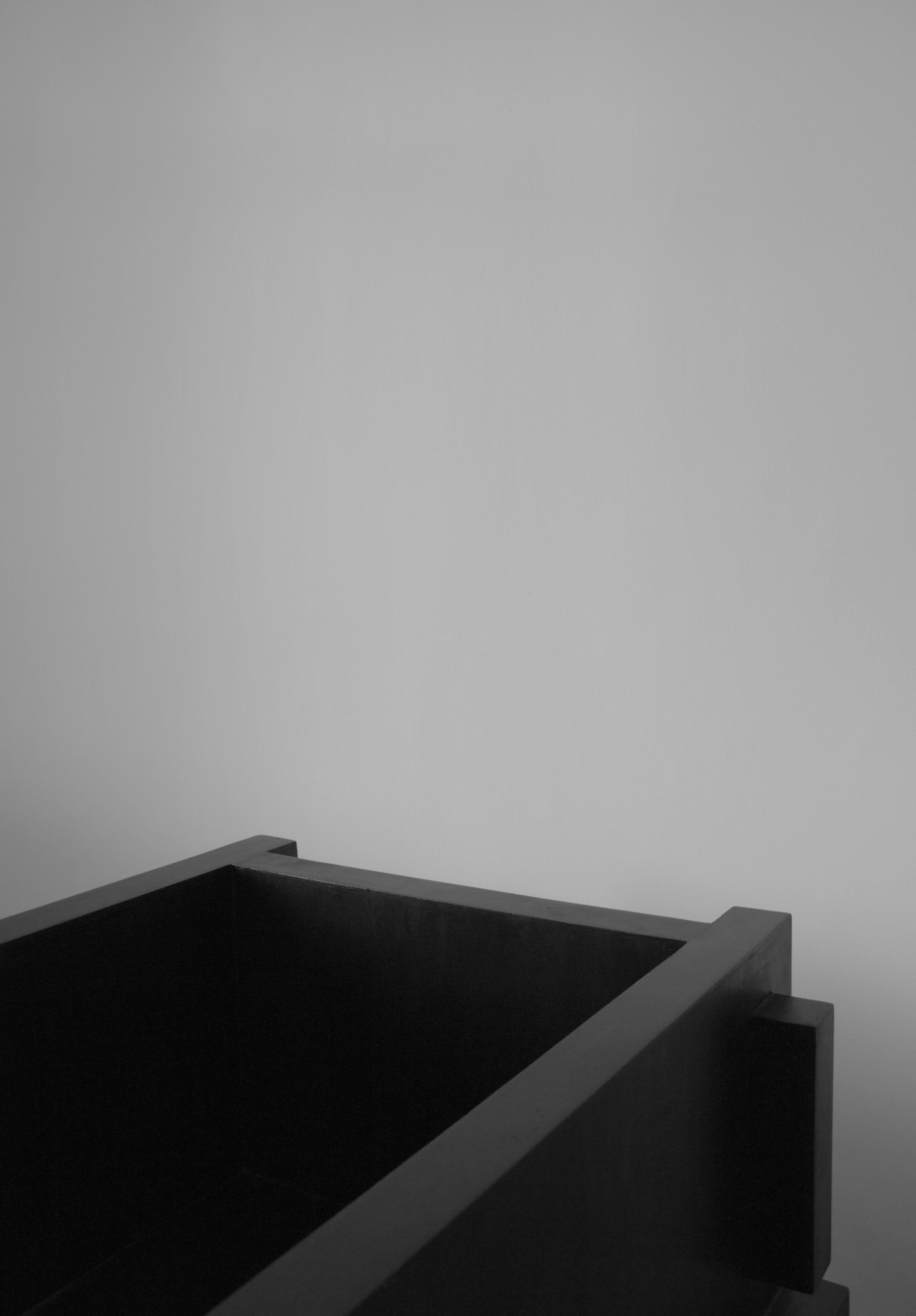 Chaise longue ItooRaba de Sizar Alexis
Dimensions : longueur 60cm, largeur 60cm,
hauteur 70cm, hauteur du siège : 37cm
Disponible en noir teinté, blanc et pin naturel.
Pièces signées.

Une série de meubles qui adopte des formes géométriques.