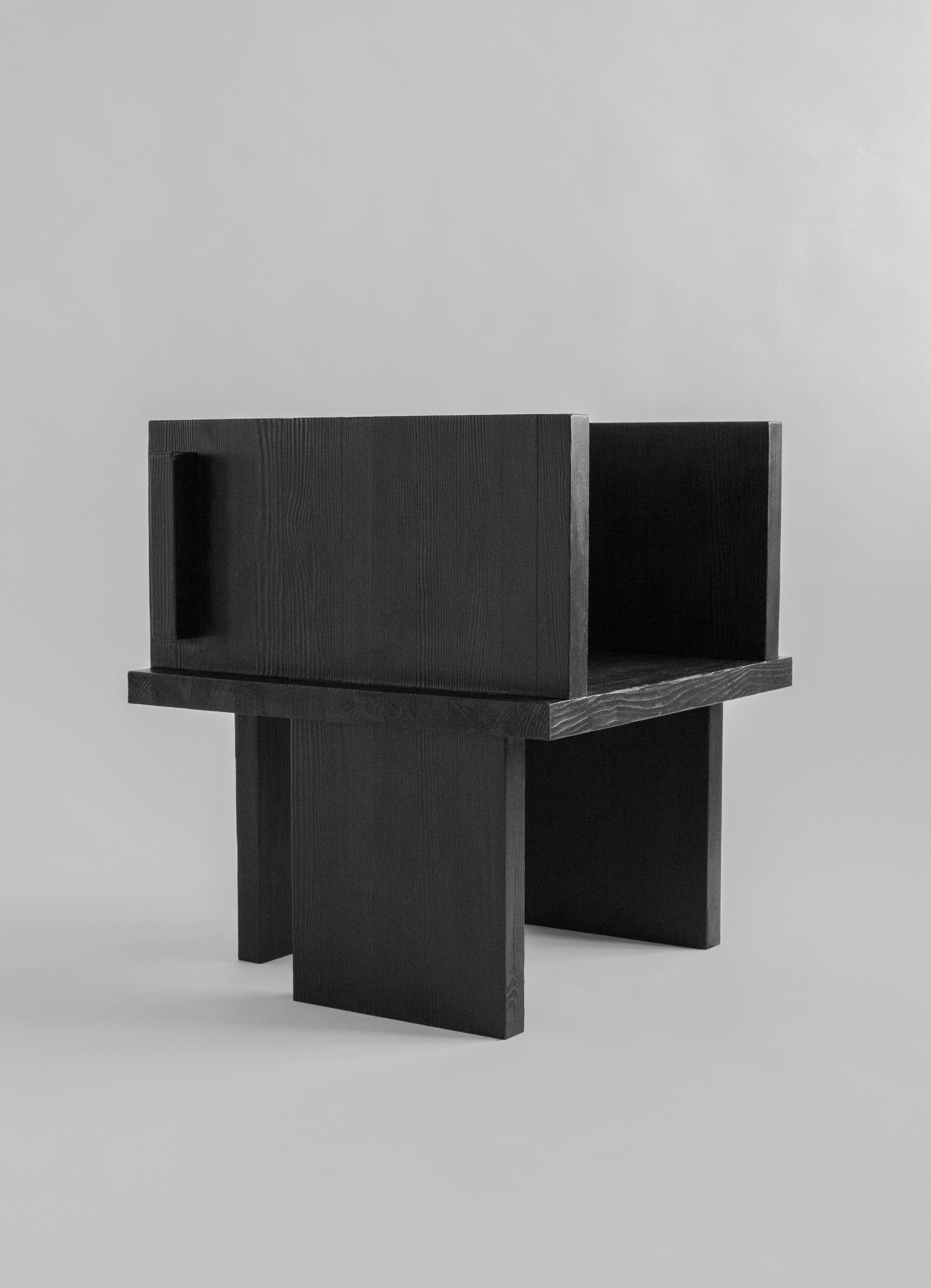 Tumbona ItooRaba de Sizar Alexis
Dimensiones: largo 60 cm, ancho 60 cm,
altura 70cm, altura del asiento: 37cm
Disponible en negro teñido, blanco y pino natural
Piezas firmadas.

Una serie de muebles que adopta formas geométricas. Inspirado en