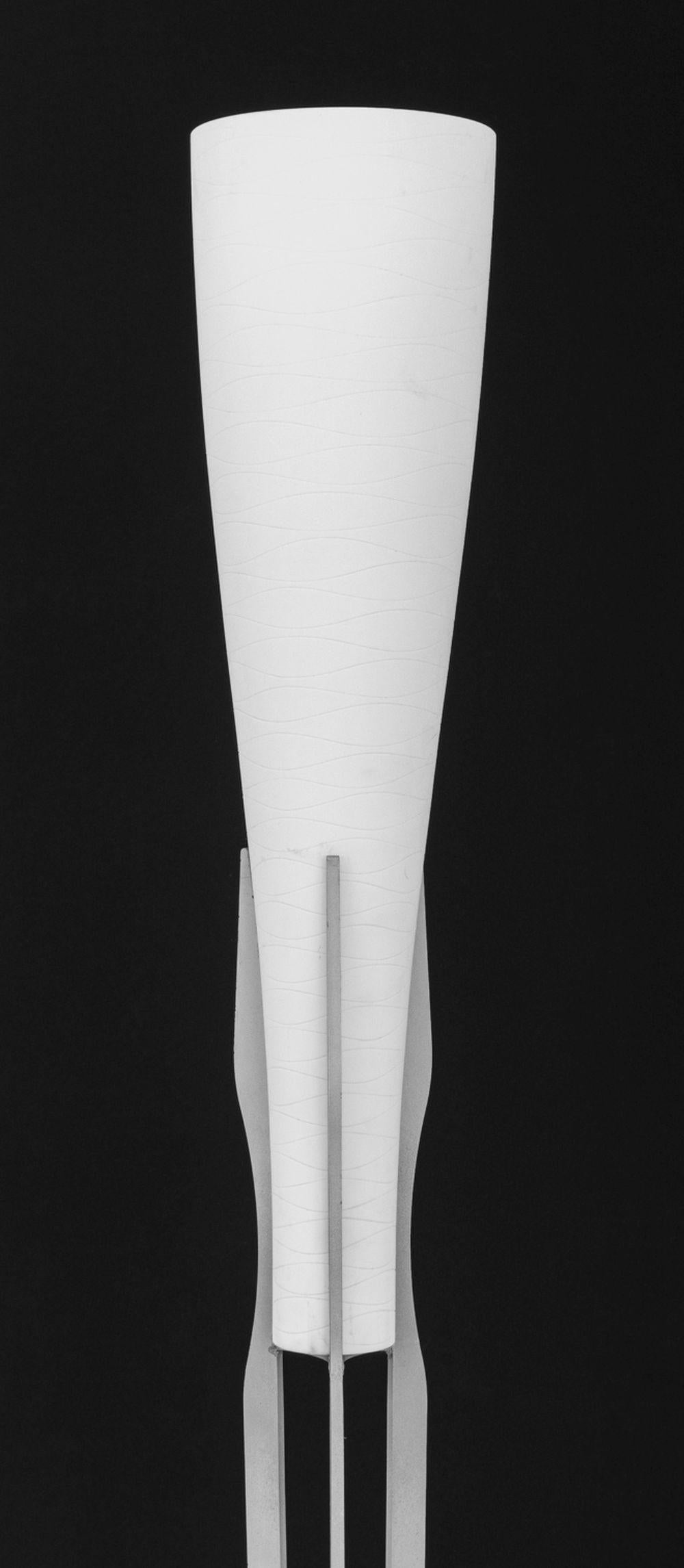 Postmoderno Lampada da terra ITRE in alluminio e vetro bianco in vendita