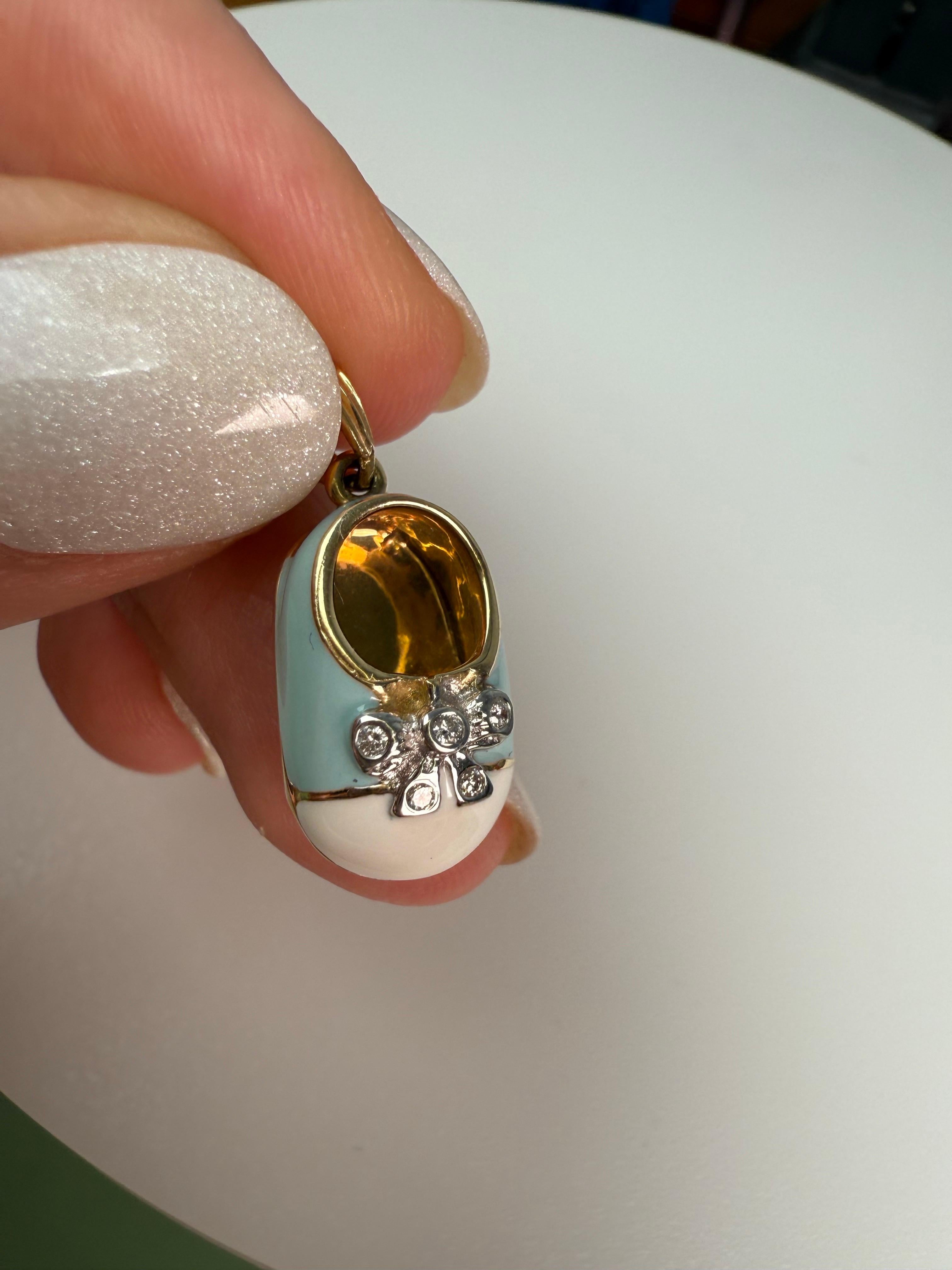 Ciondolo ITS a BOY ciondolo per la festa del bebè ciondolo per la scarpetta del bebè ciondolo in oro 14KT In condizioni Nuovo in vendita a Jupiter, FL