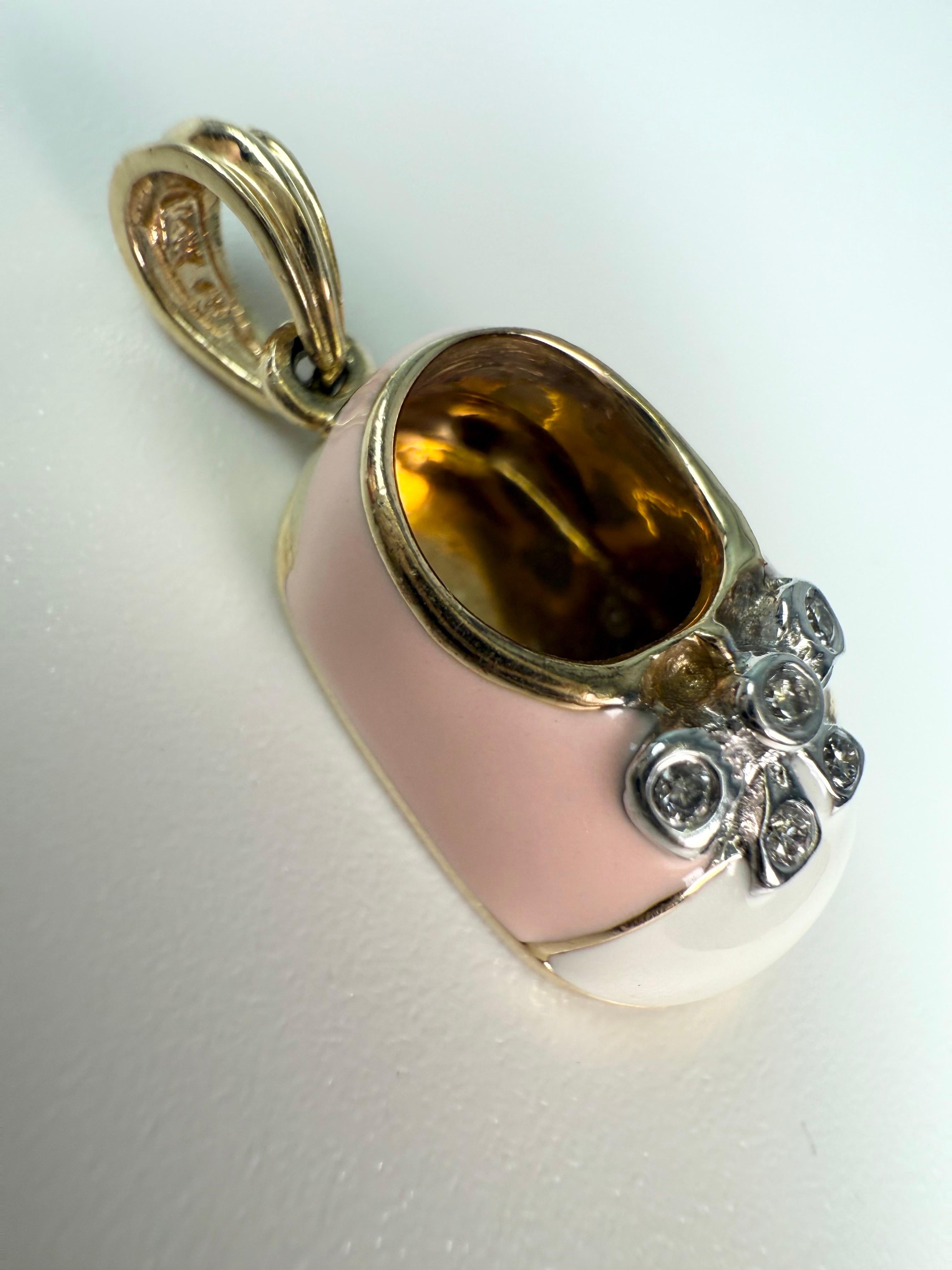 Simpatico ciondolo a forma di scarpina con smalto rosa e diamanti in oro giallo 14KT. Non viene fornito con una catena. Perfetto per i nuovi nati e per i baby shower.

QUELLO CHE TROVI PRESSO LA GIOIELLERIA STAMPAR:
Stampar Jewellers, situata nel