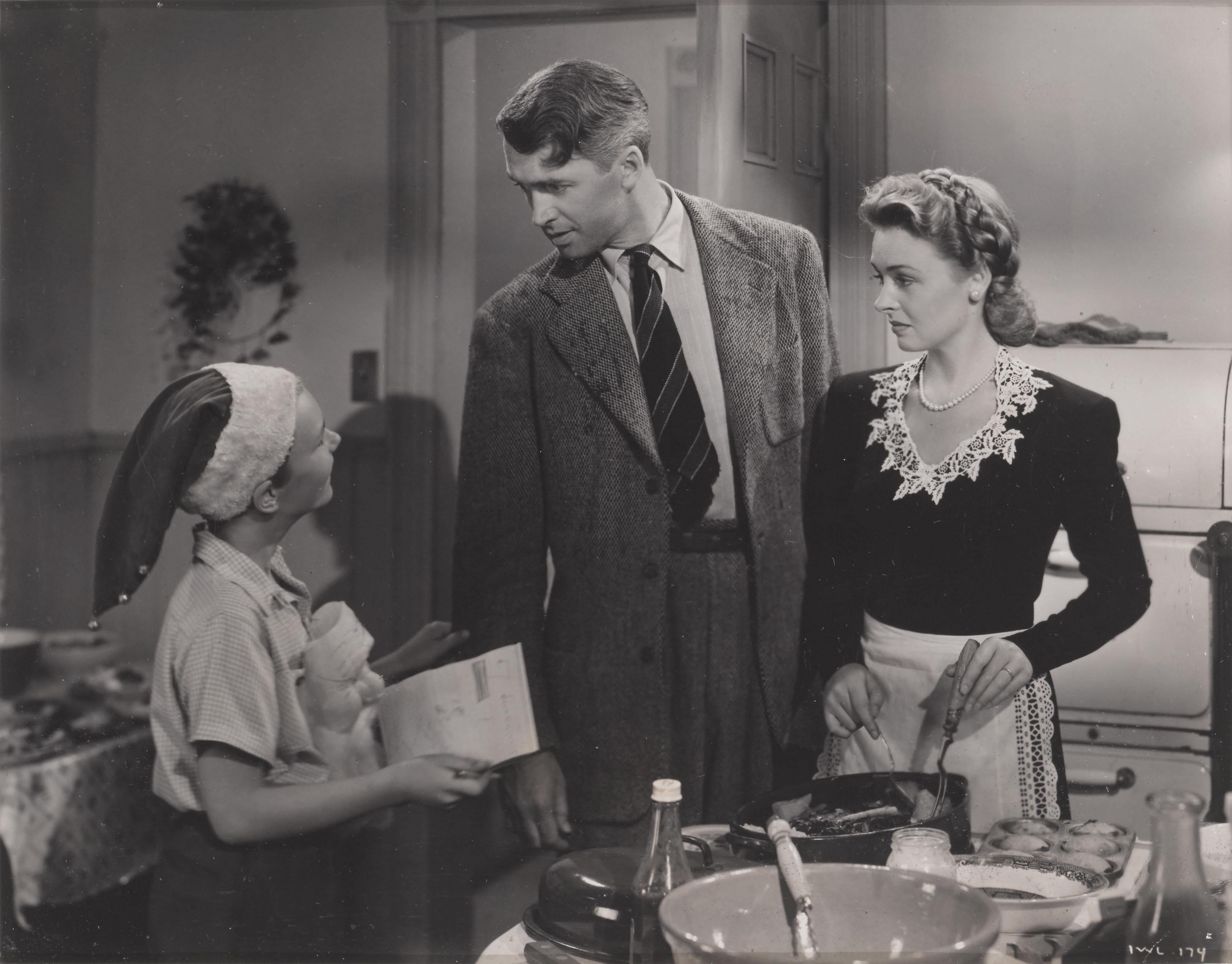 Amerikanisches Original-Studiofoto für Frank Capras weihnachtliches Meisterwerk. 
Dieser Film mit James Stewart und Donna Reed in den Hauptrollen ist einer der beliebtesten Filme des 20. Jahrhunderts.

Auf der Rückseite des Rahmens befindet sich