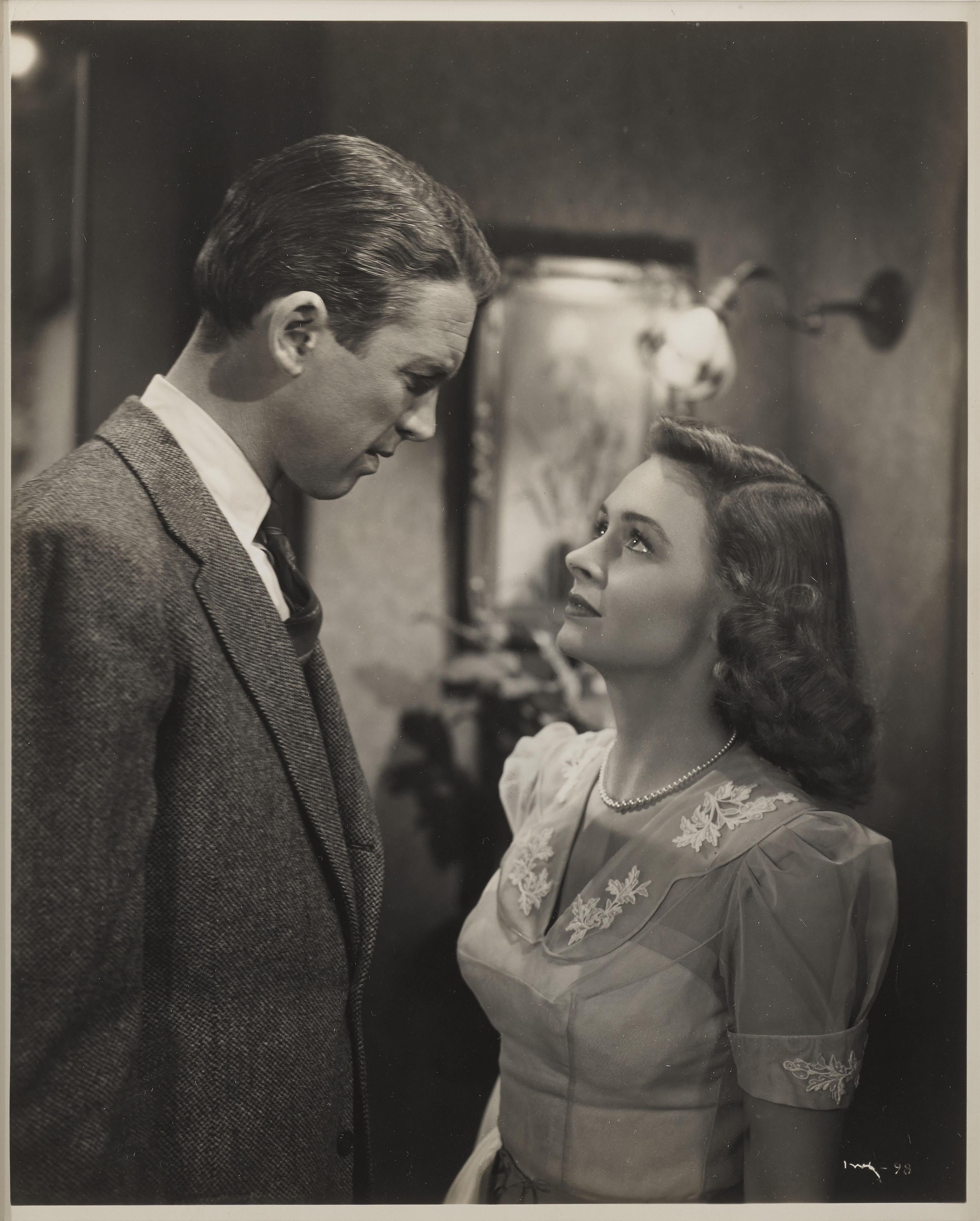 Original-Studiofotografie auf Leinen für Frank Capras Meisterwerk über Weihnachten. 
Dieser Film mit James Stewart und Donna Reed in den Hauptrollen ist einer der beliebtesten Filme des 20. Jahrhunderts.
Einige Filmstudios gingen noch einen Schritt