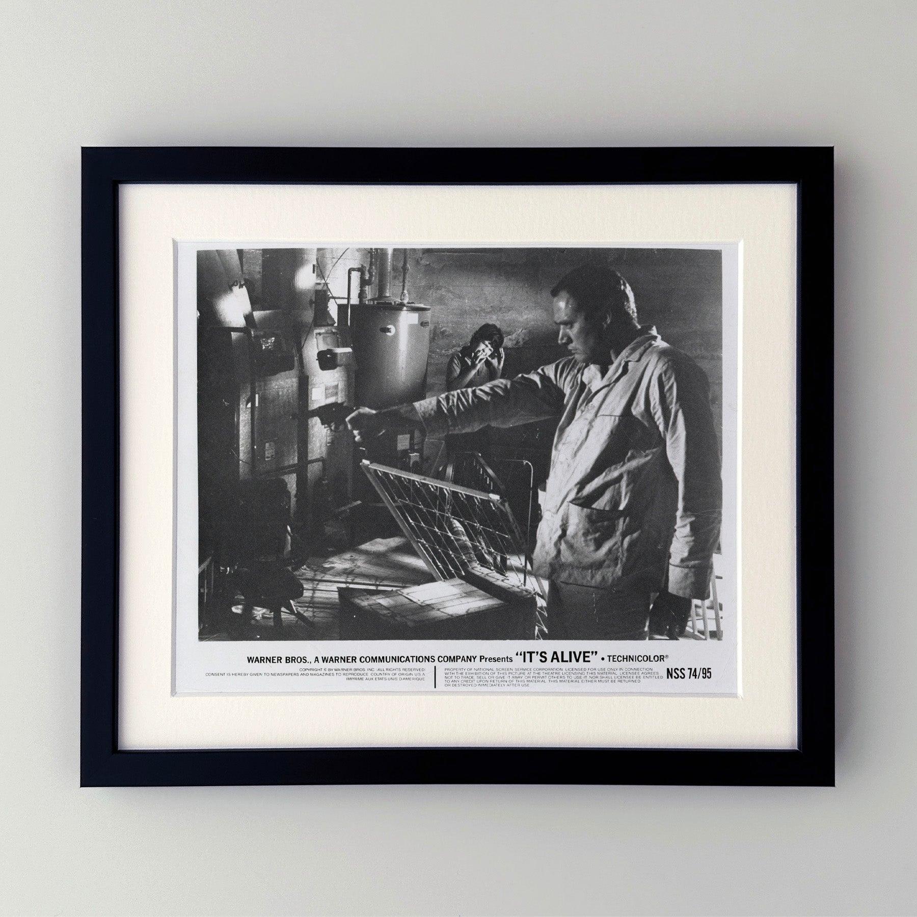 Original 8x10 inches Press Publicity Still for Its Alive (1974) avec John P Ryan, Sharon Farrell et James Dixon et réalisé par Larry Cohen.

Les photos de publicité (film/production) ont été créées pour aider les studios à promouvoir leurs nouveaux