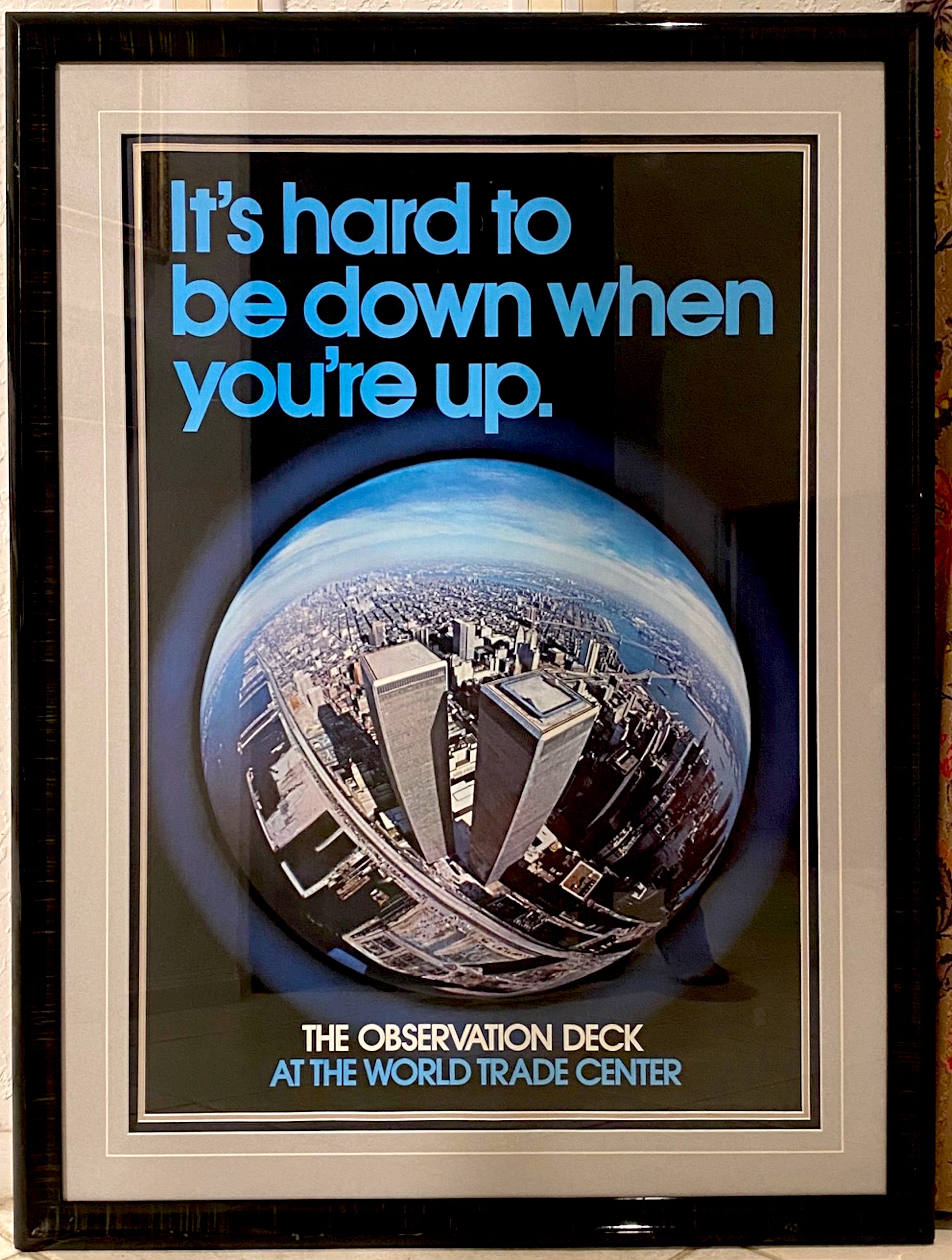 
It's Hard to Be Down When You Are Up, affiche originale du World Trade Center de New York, vers 1970, encadrée d'origine, en très bon état.
L'affiche mesure environ 24' par 36', la mesure totale avec le cadre est de 32.5