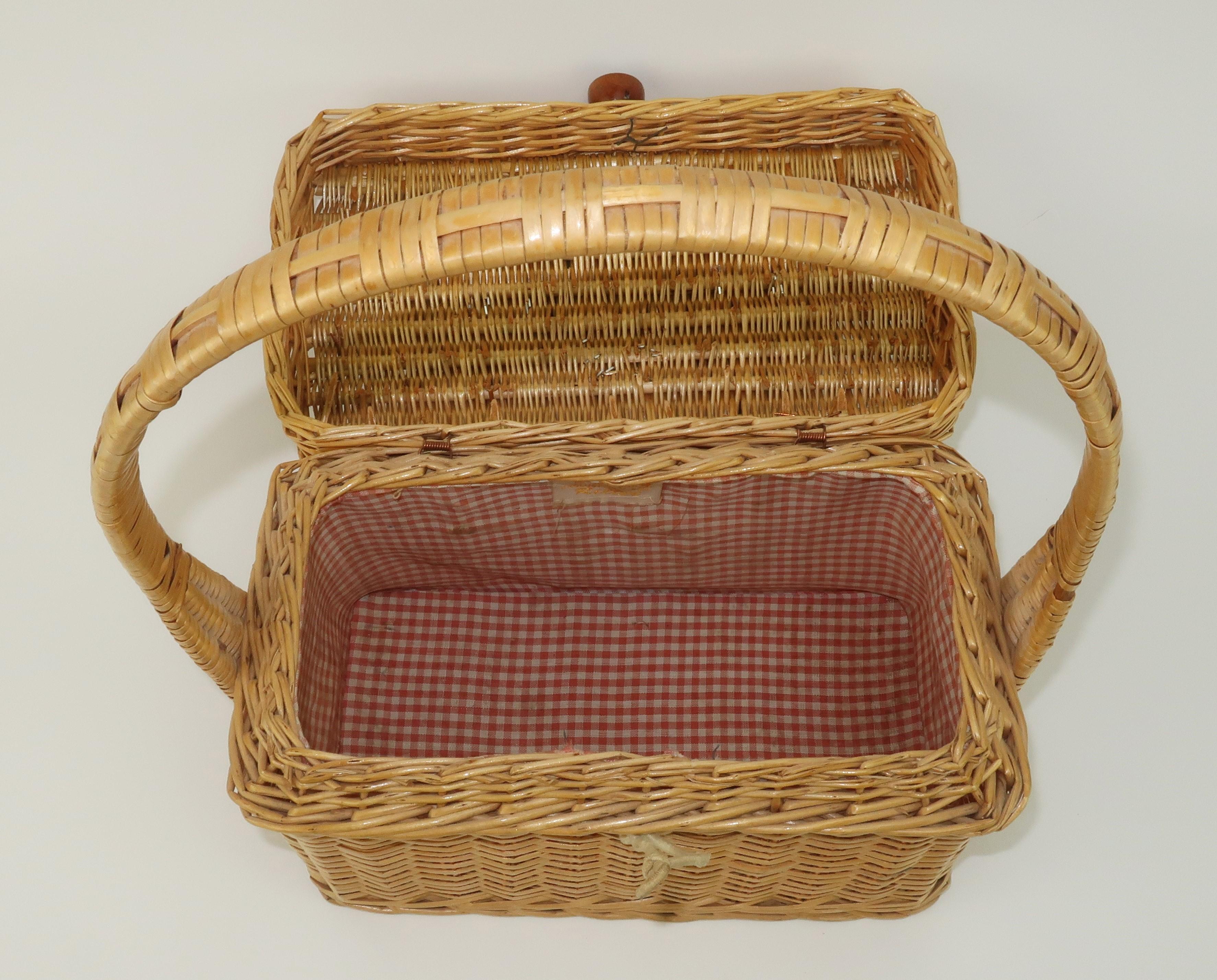'It's In The Bag' Wicker Straw Basket Handbag With Fruit, 1950's In Good Condition In Atlanta, GA
