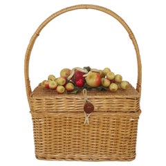 « It's In The Bag » - Sac à main en osier avec panier de fruits en paille, années 1950