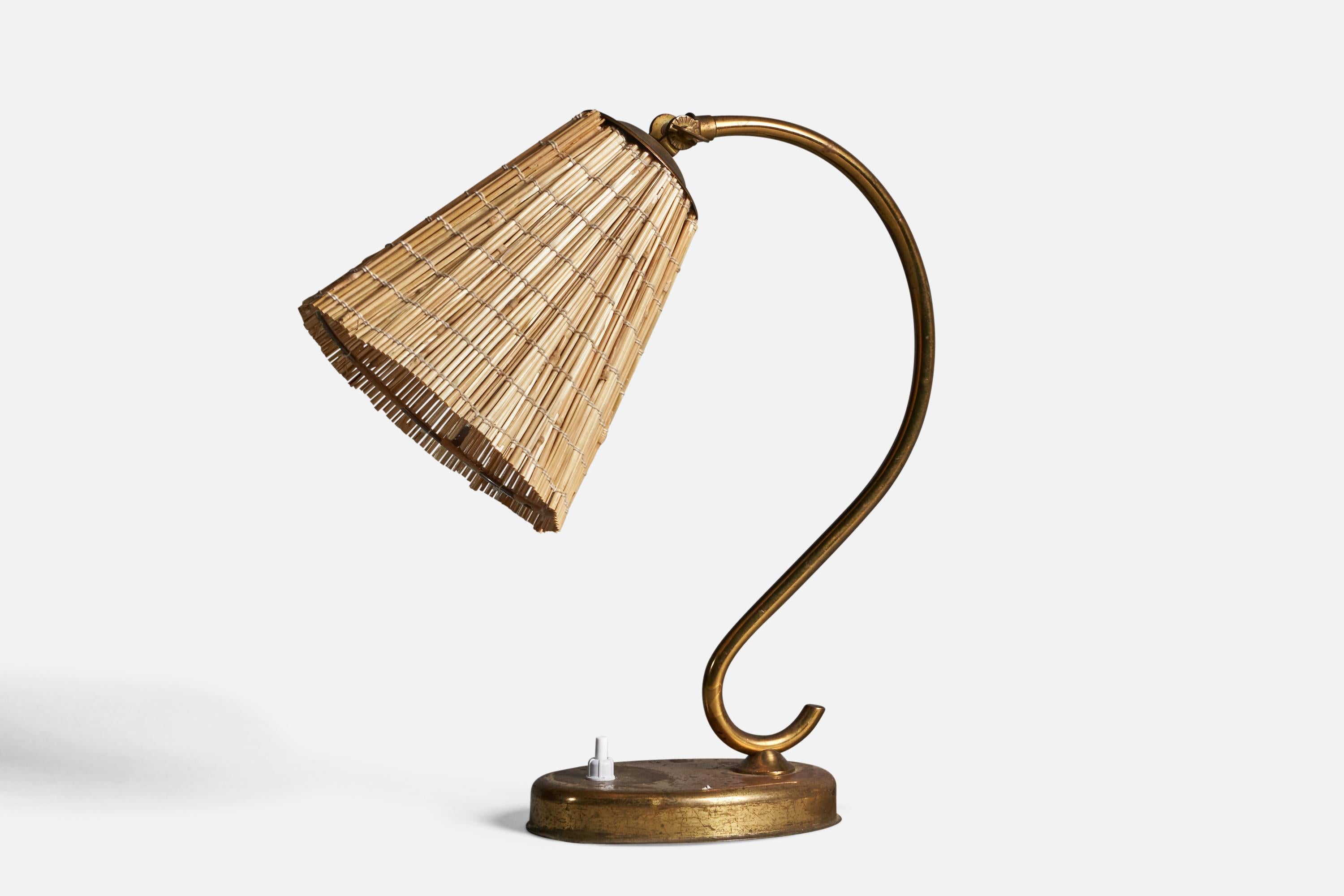 An adjustable brass and woven reed table lamp designed and produced by Itsu, Finland, 1950s.

Overall Dimensions (inches): 13
