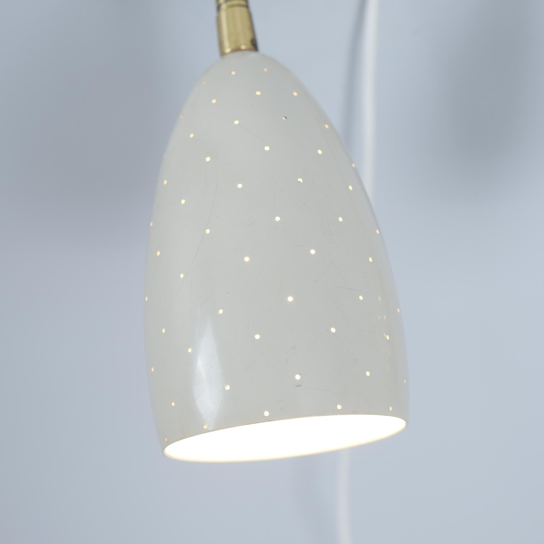 Lámpara de Pared Ajustable Itsu Modelo EY 56 de Metal Blanco Perforado Finlandia Años 50 mediados del siglo XX en venta