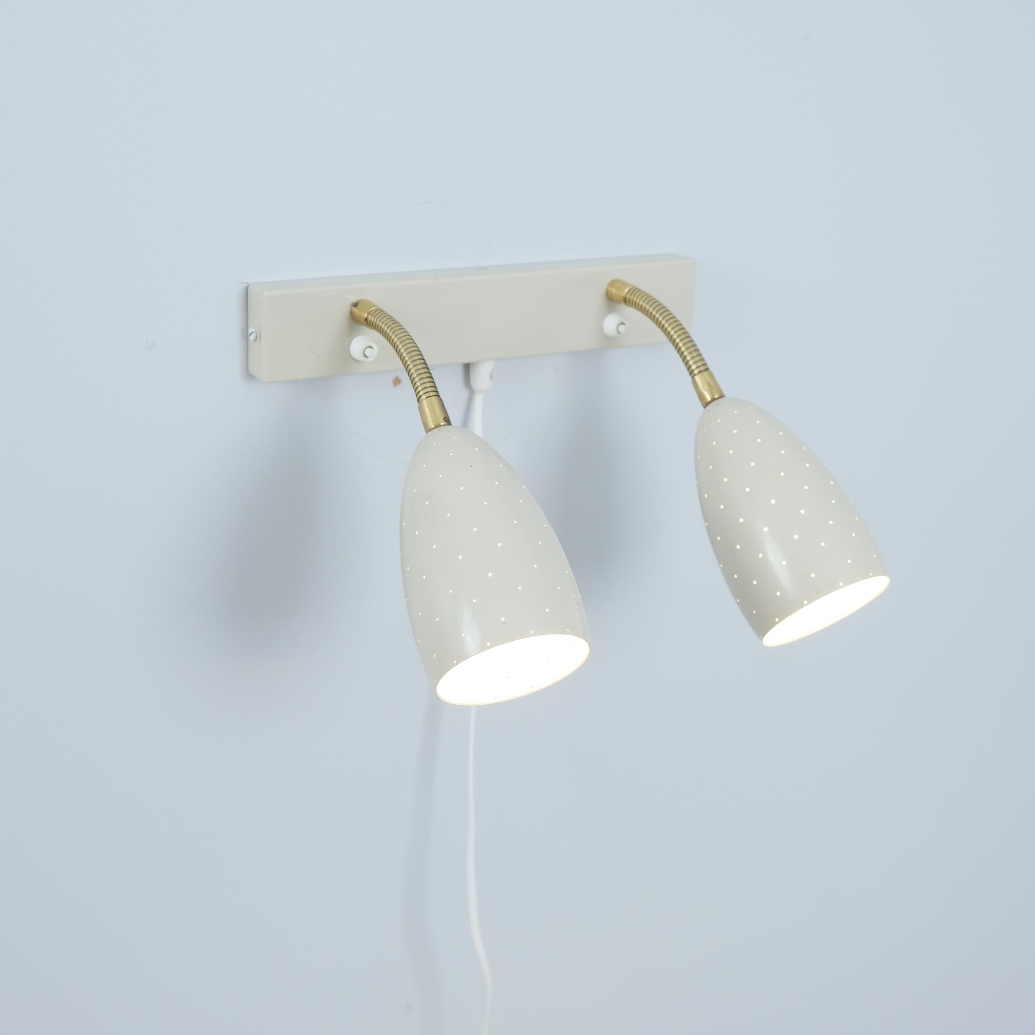 Lámpara de Pared Ajustable Itsu Modelo EY 56 de Metal Blanco Perforado Finlandia Años 50 en venta 1
