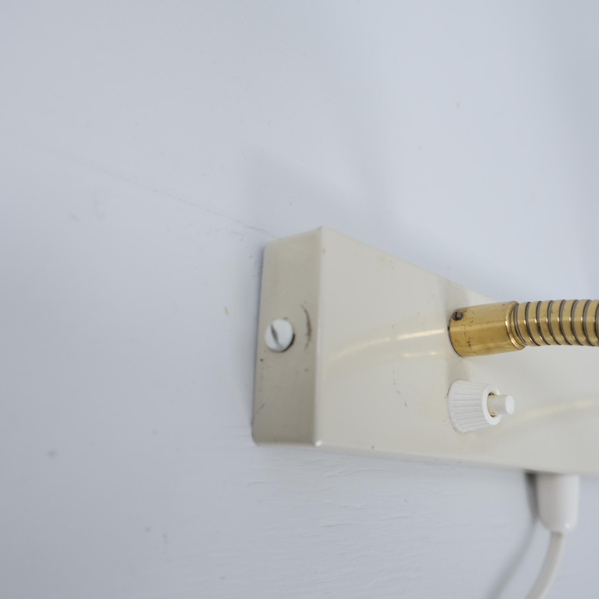 Lámpara de Pared Ajustable Itsu Modelo EY 56 de Metal Blanco Perforado Finlandia Años 50 en venta 2