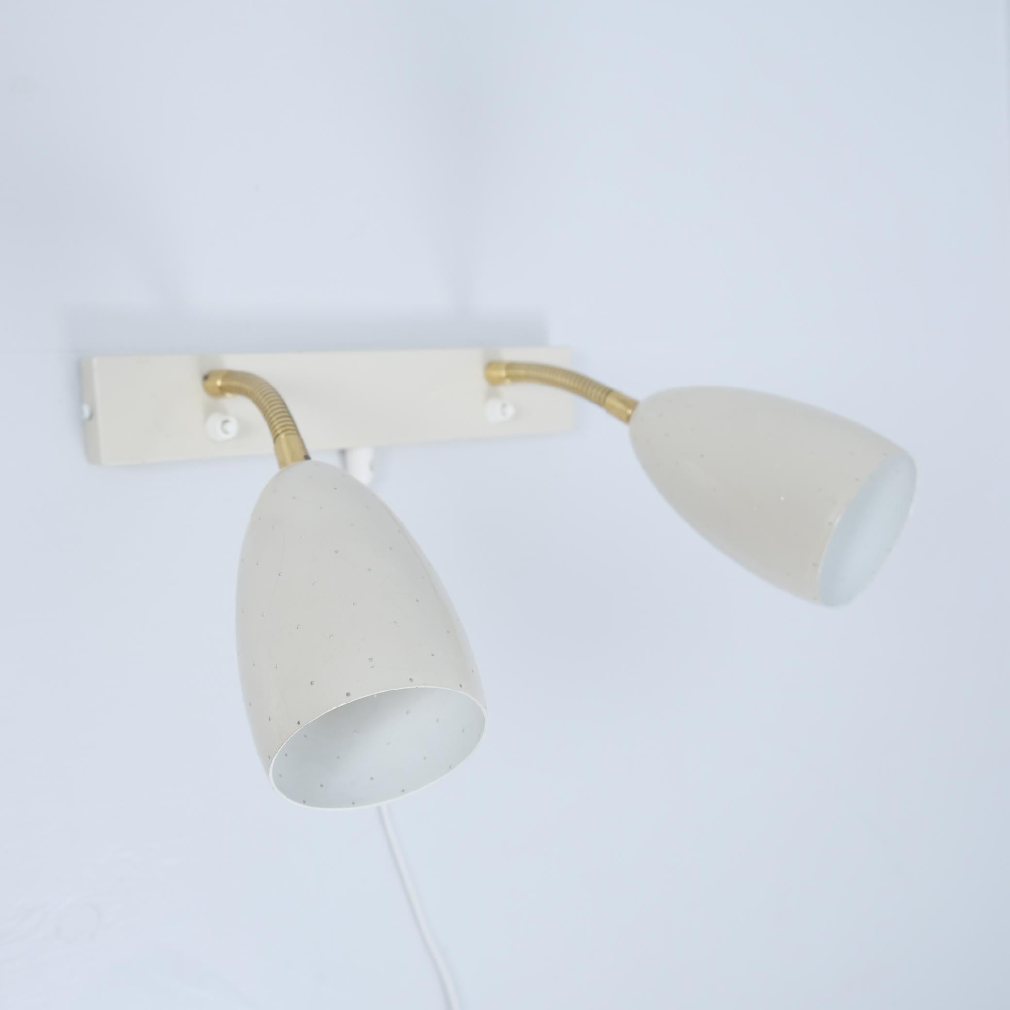 Lámpara de Pared Ajustable Itsu Modelo EY 56 de Metal Blanco Perforado Finlandia Años 50 en venta 3