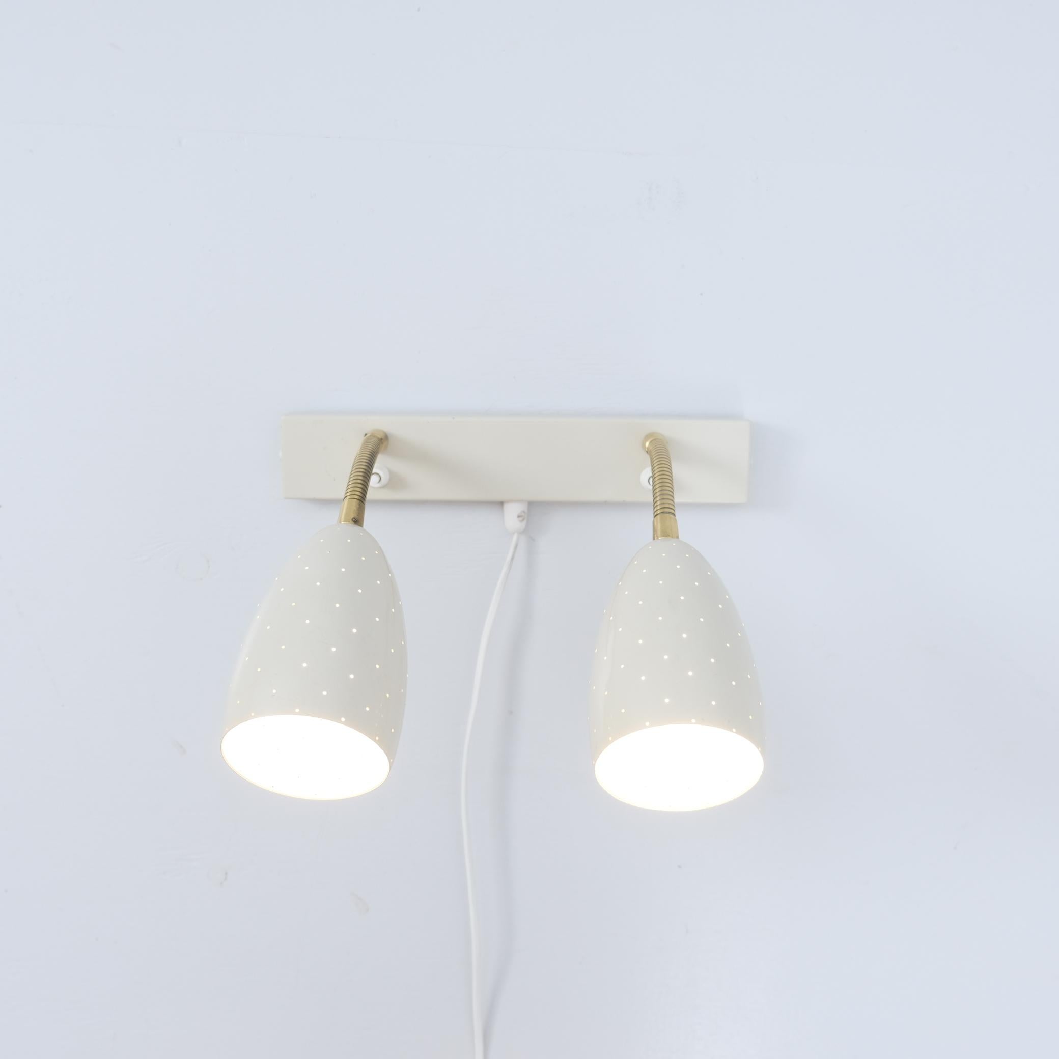 Lámpara de Pared Ajustable Itsu Modelo EY 56 de Metal Blanco Perforado Finlandia Años 50 en venta 4