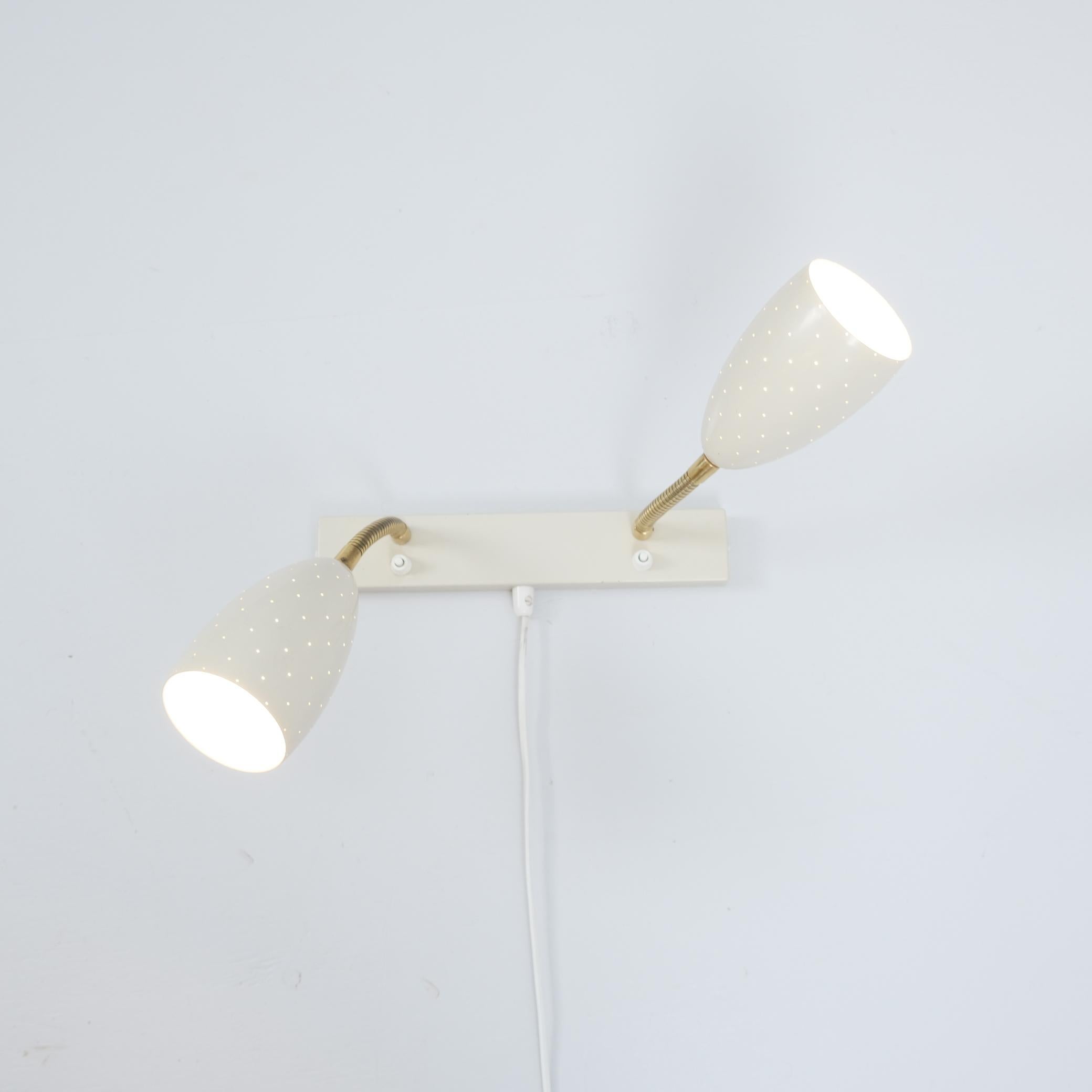 Lámpara de Pared Ajustable Itsu Modelo EY 56 de Metal Blanco Perforado Finlandia Años 50 en venta 5