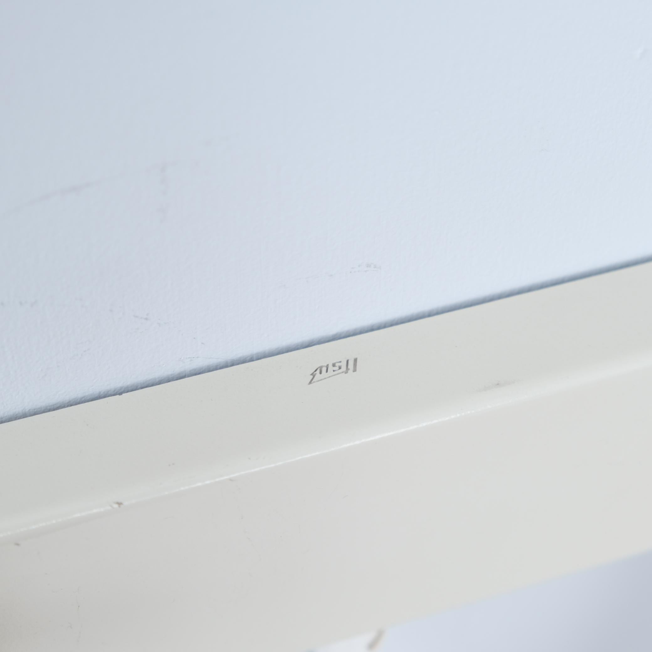 Lámpara de Pared Ajustable Itsu Modelo EY 56 de Metal Blanco Perforado Finlandia Años 50 Moderno de mediados de siglo en venta
