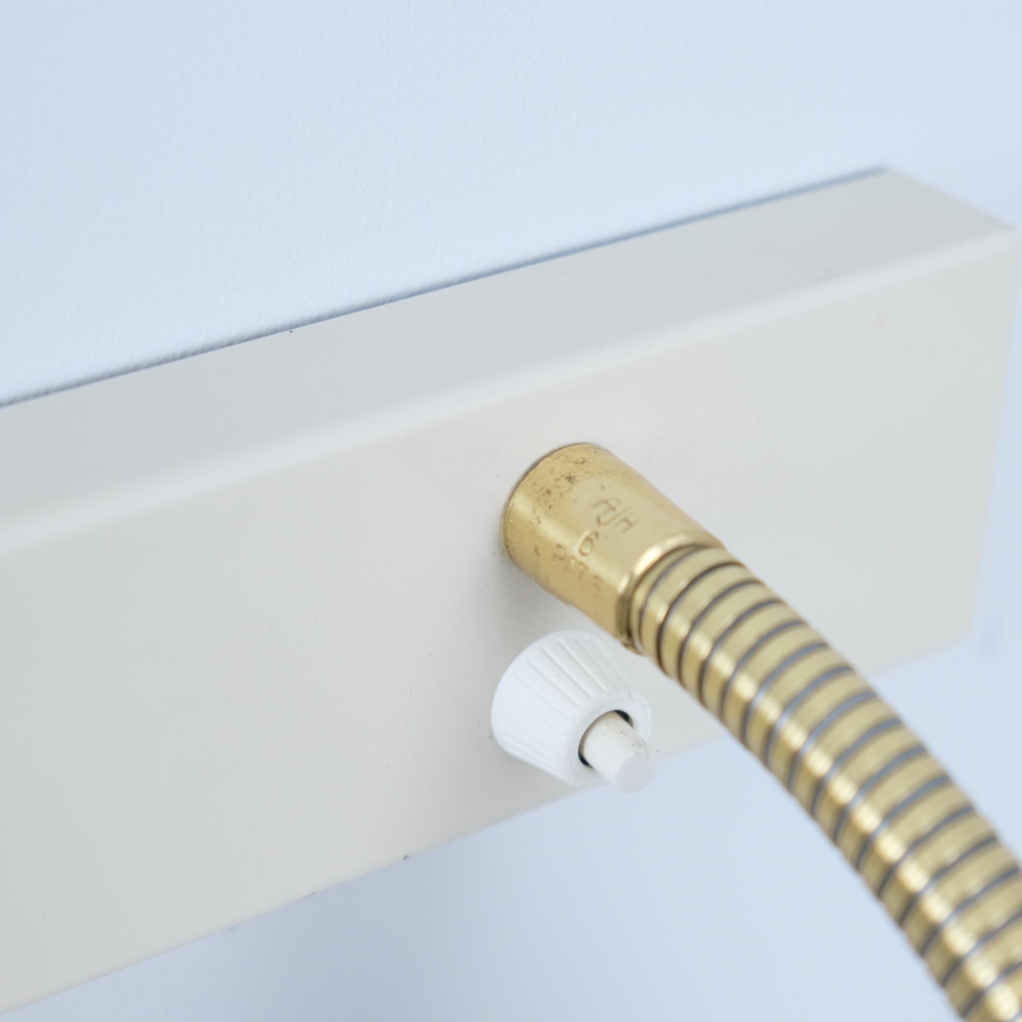 Lámpara de Pared Ajustable Itsu Modelo EY 56 de Metal Blanco Perforado Finlandia Años 50 Finlandés en venta