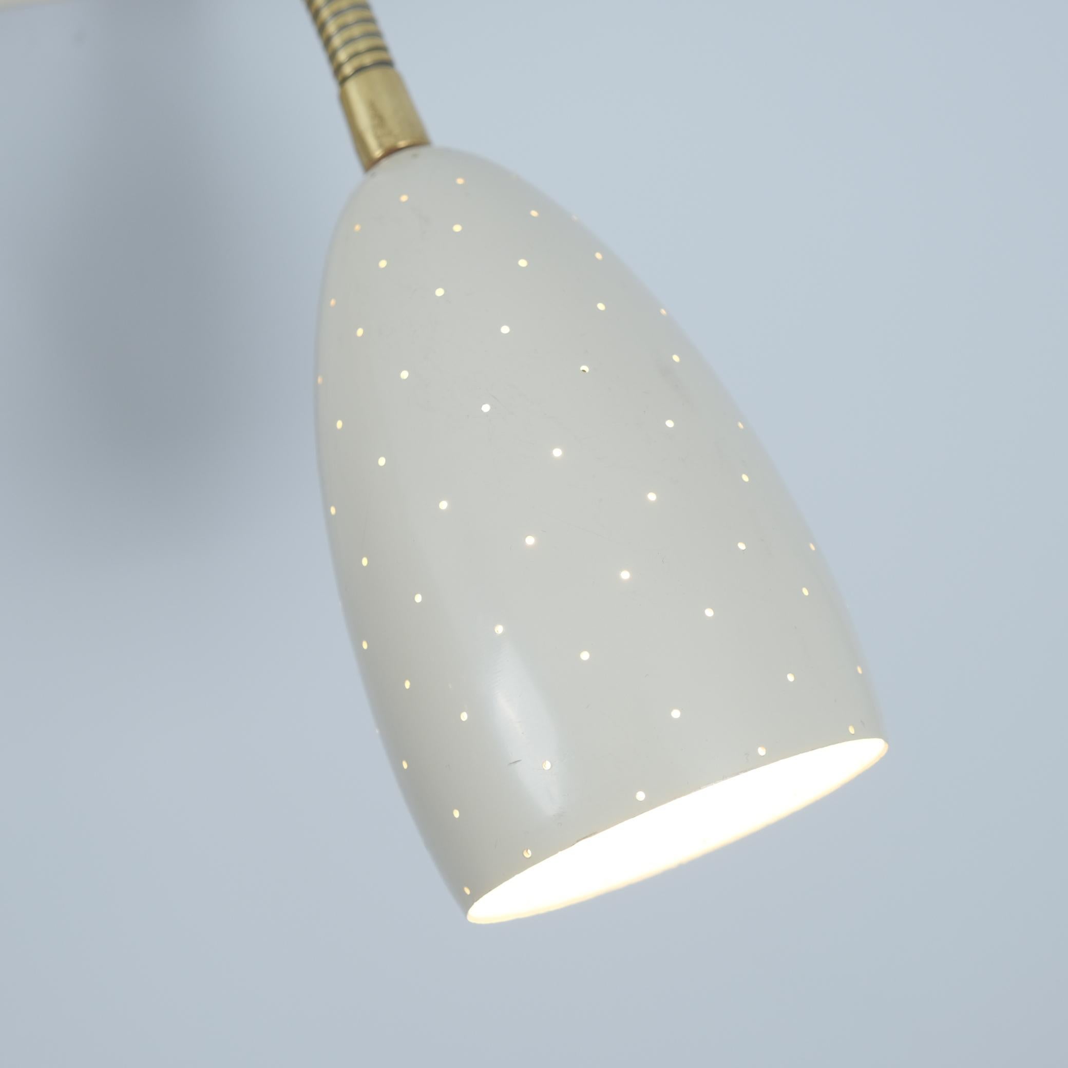 Lámpara de Pared Ajustable Itsu Modelo EY 56 de Metal Blanco Perforado Finlandia Años 50 en Bueno estado para la venta en Helsinki, FI