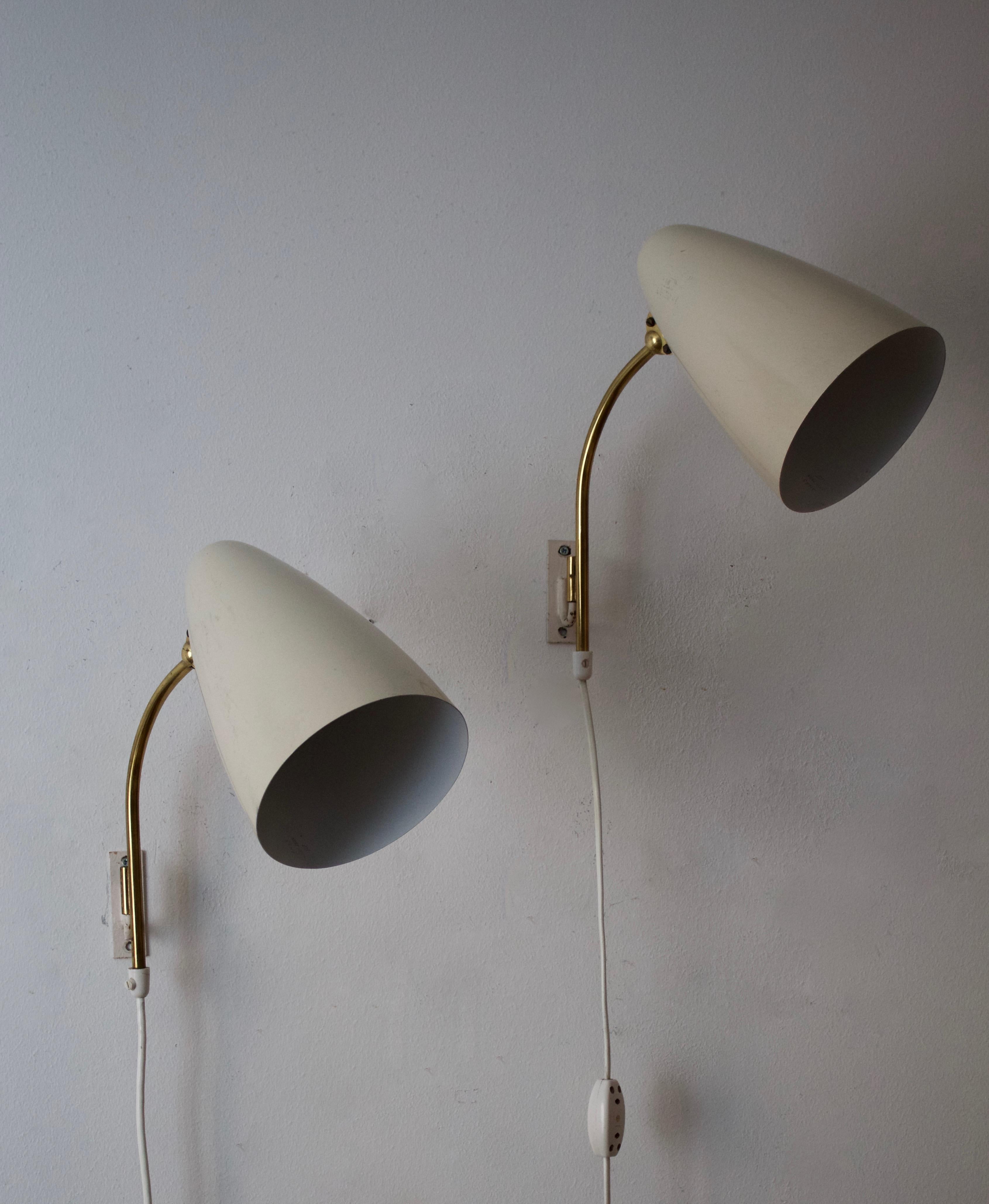 A desk / table lamp by Finnish producer Itsu. Marked. In brass and lacquered metal.

Other notable lighting designers of the 20th century include Paavo Tynell, Alvar Aalto, Lisa Johansson-Pape, Angelo Lelii, Max Ingrand and Gino Sarfatti.