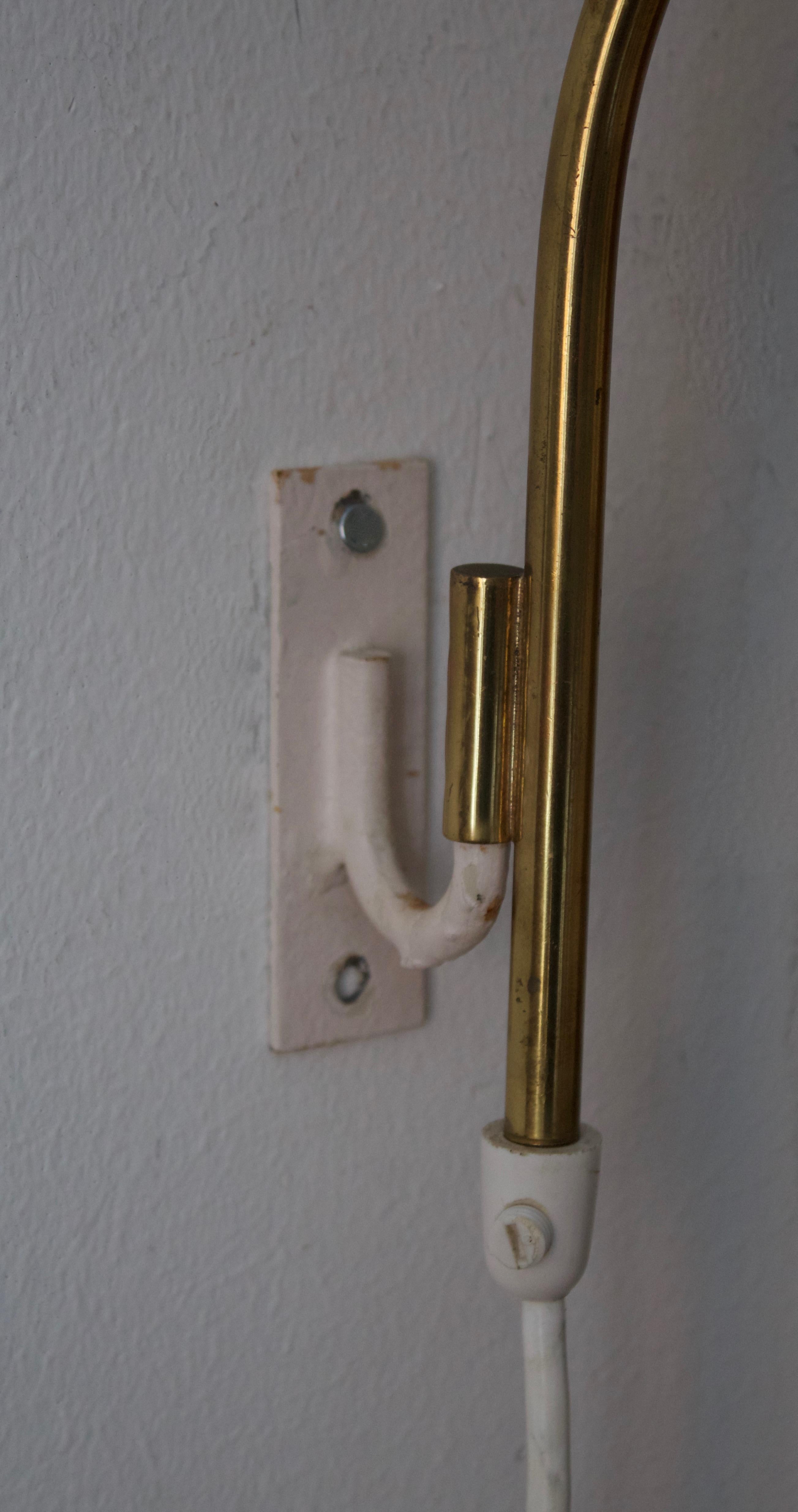 Itsu, Adjustable Wall Lights, Brass, Lacquered metal, Finland, 1950s In Good Condition In High Point, NC