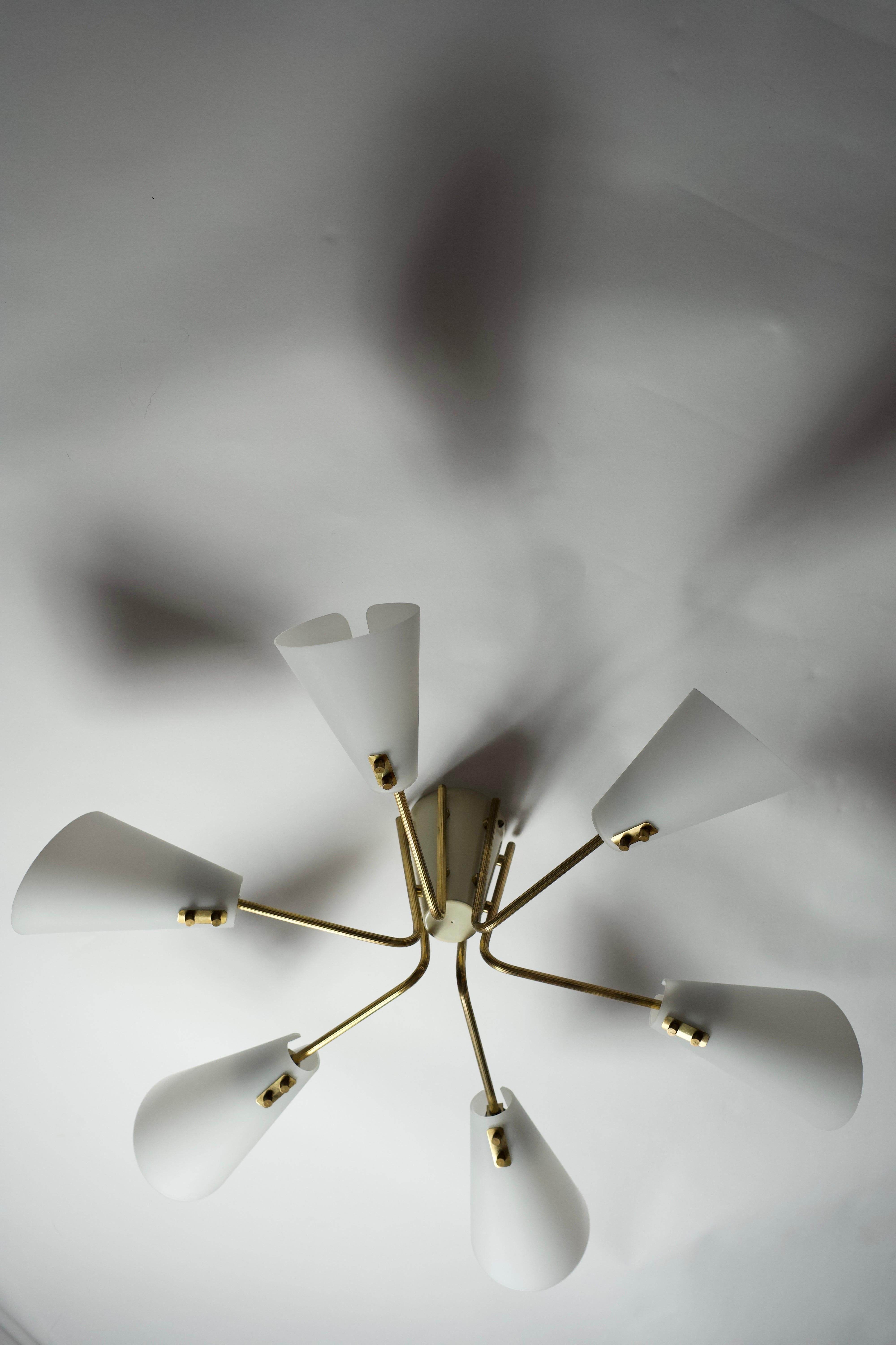 Lampadario con struttura in ottone e vetro opalino di Itsu, Finlandia 1960 in vendita 2