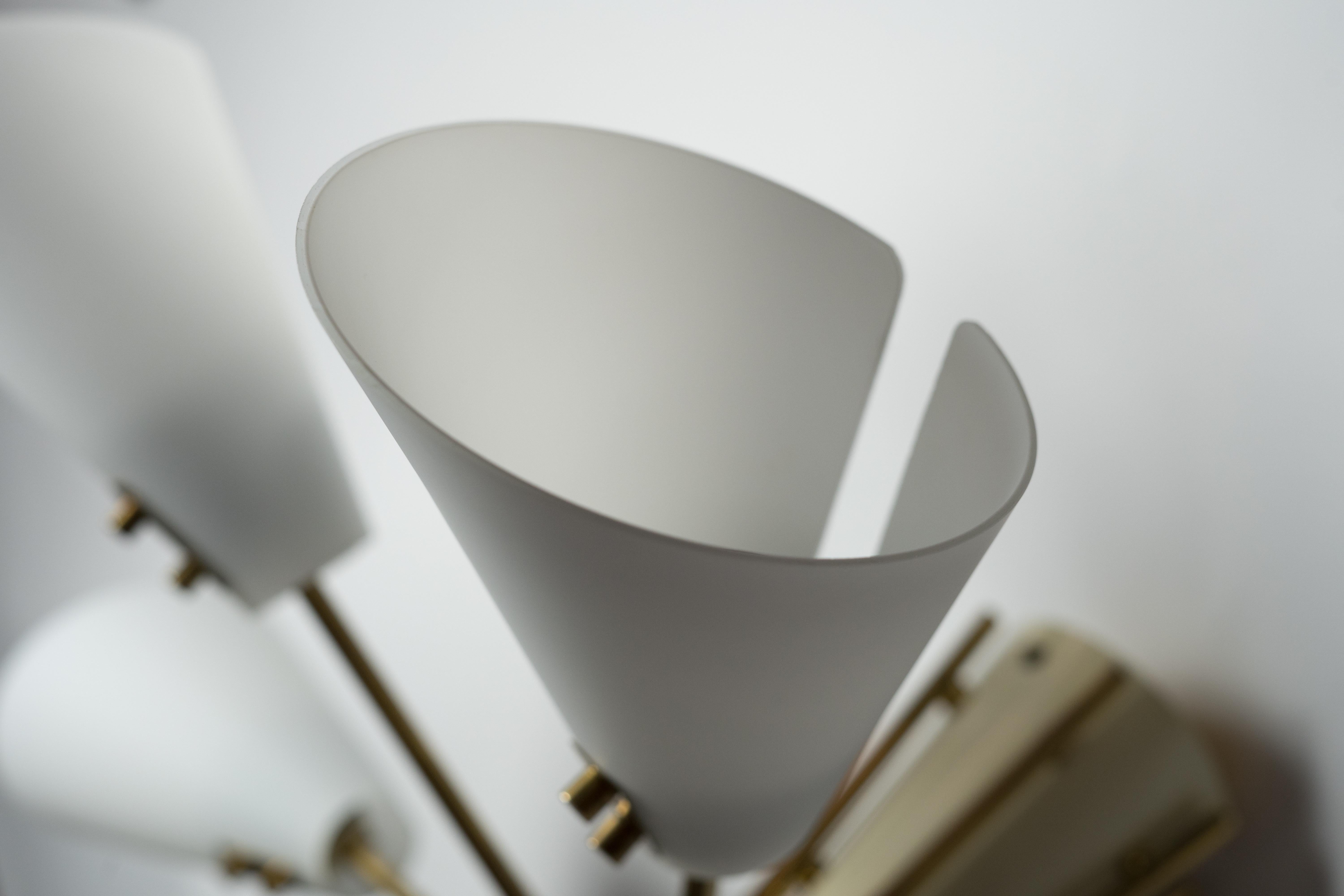 Lampadario Itsu, struttura in ottone con 6 bracci scanalati, ciascuno con un paralume in vetro opalino sorretto da due terminali in ottone, Finlandia, 1950.


Ricablata per gli Stati Uniti.


