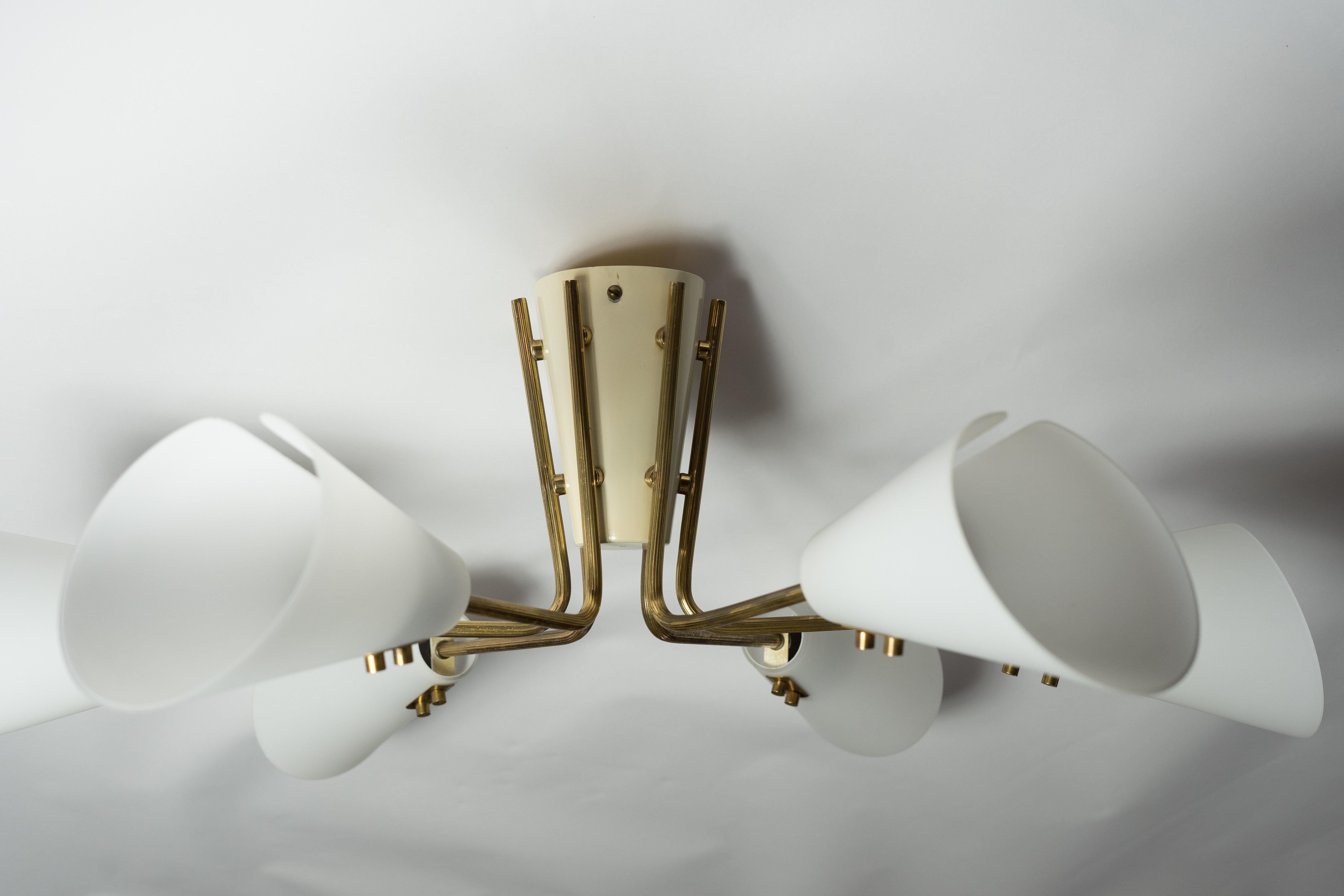 Mid-Century moderno Lampadario con struttura in ottone e vetro opalino di Itsu, Finlandia 1960 in vendita