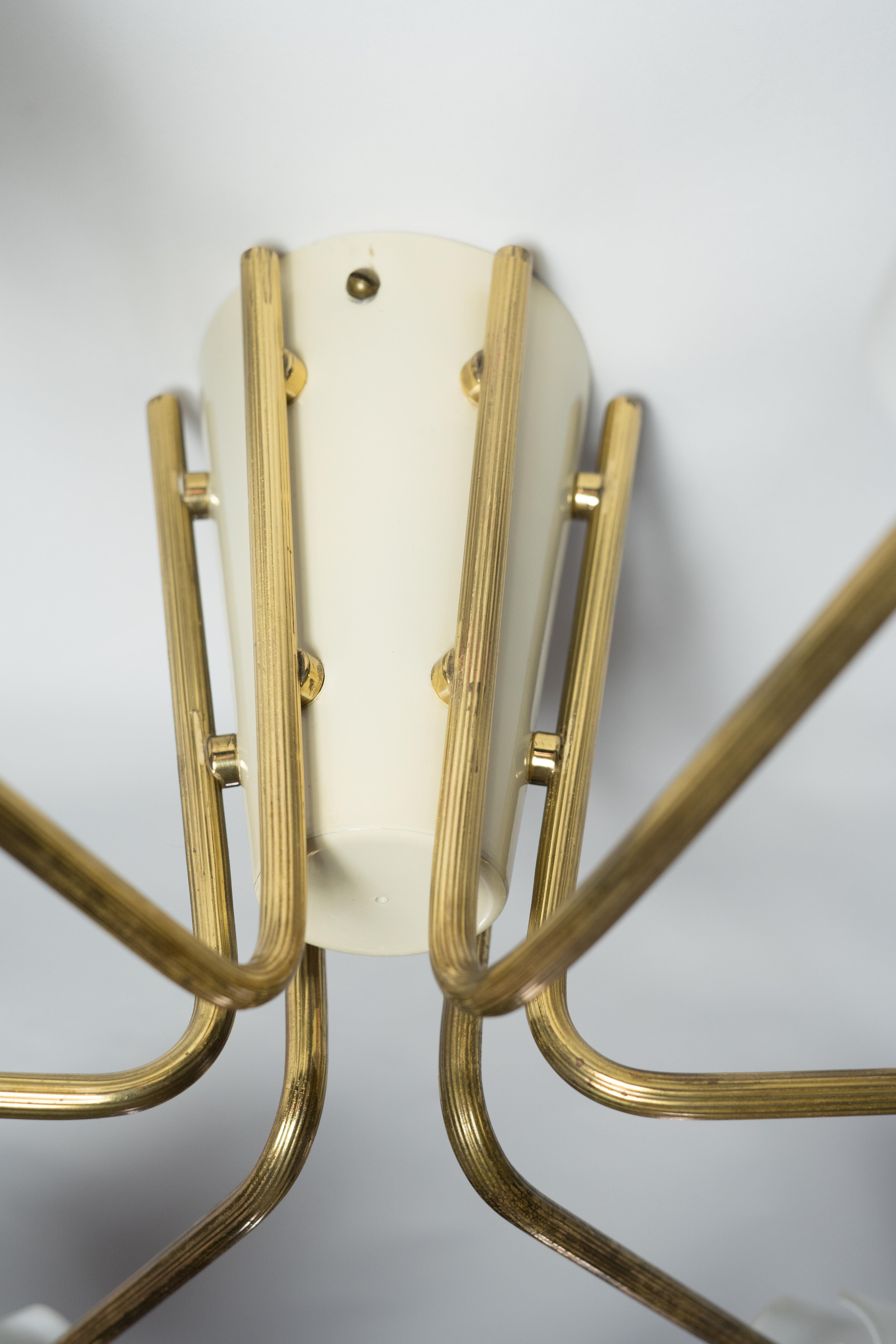Calco Lampadario con struttura in ottone e vetro opalino di Itsu, Finlandia 1960 in vendita
