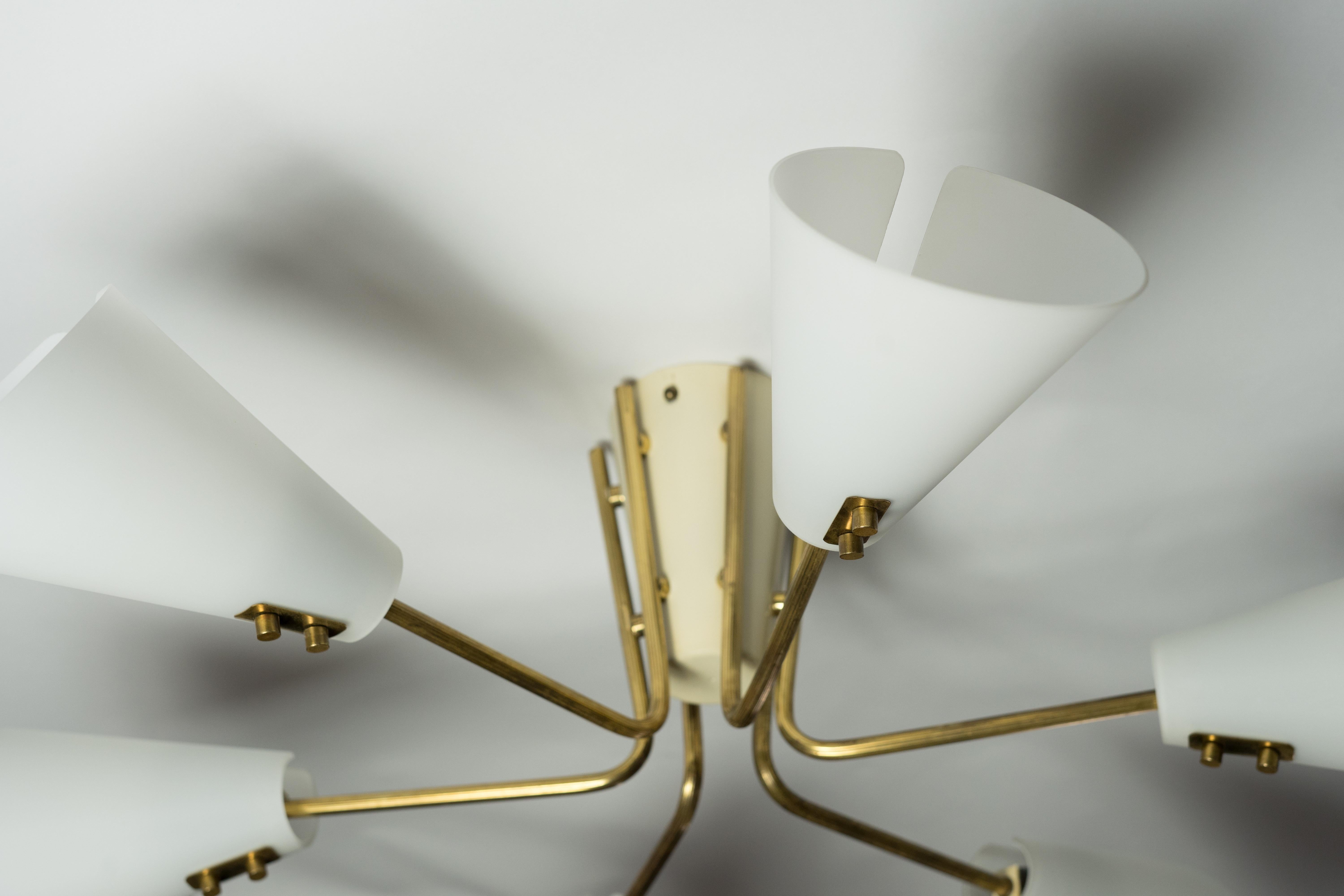 Lampadario con struttura in ottone e vetro opalino di Itsu, Finlandia 1960 In condizioni buone in vendita a Bronx, NY