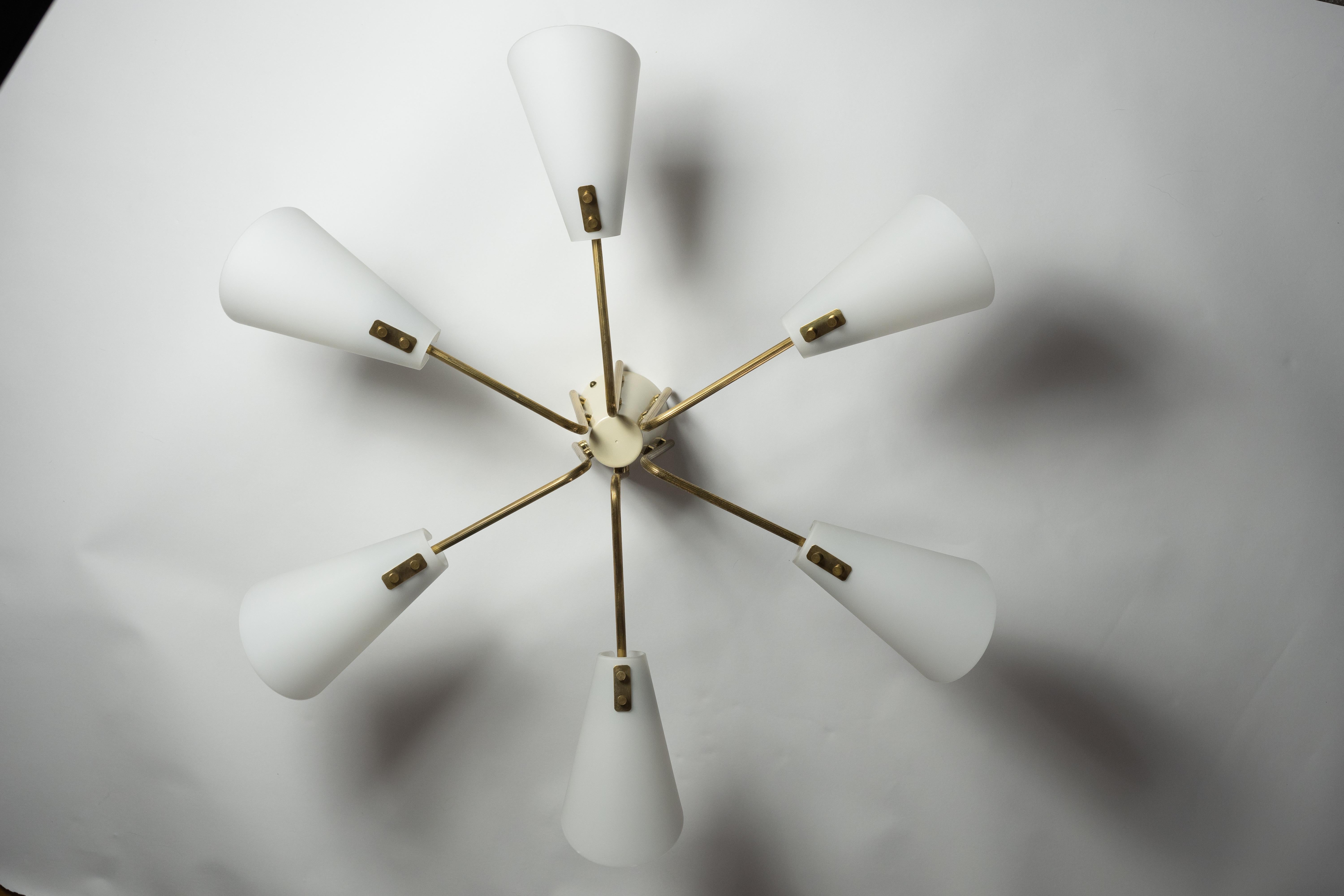 Ottone Lampadario con struttura in ottone e vetro opalino di Itsu, Finlandia 1960 in vendita