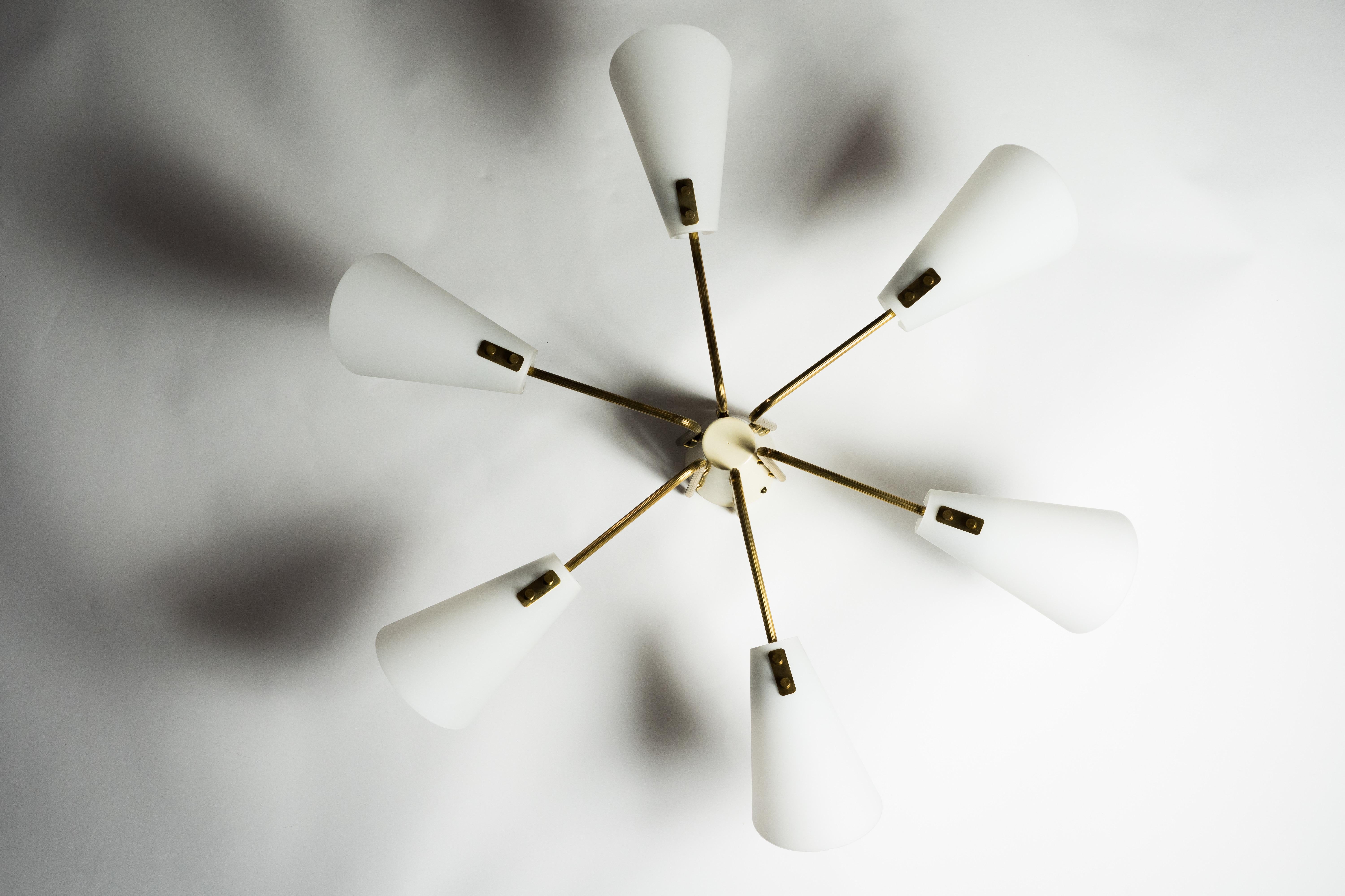 Lampadario con struttura in ottone e vetro opalino di Itsu, Finlandia 1960 in vendita 1