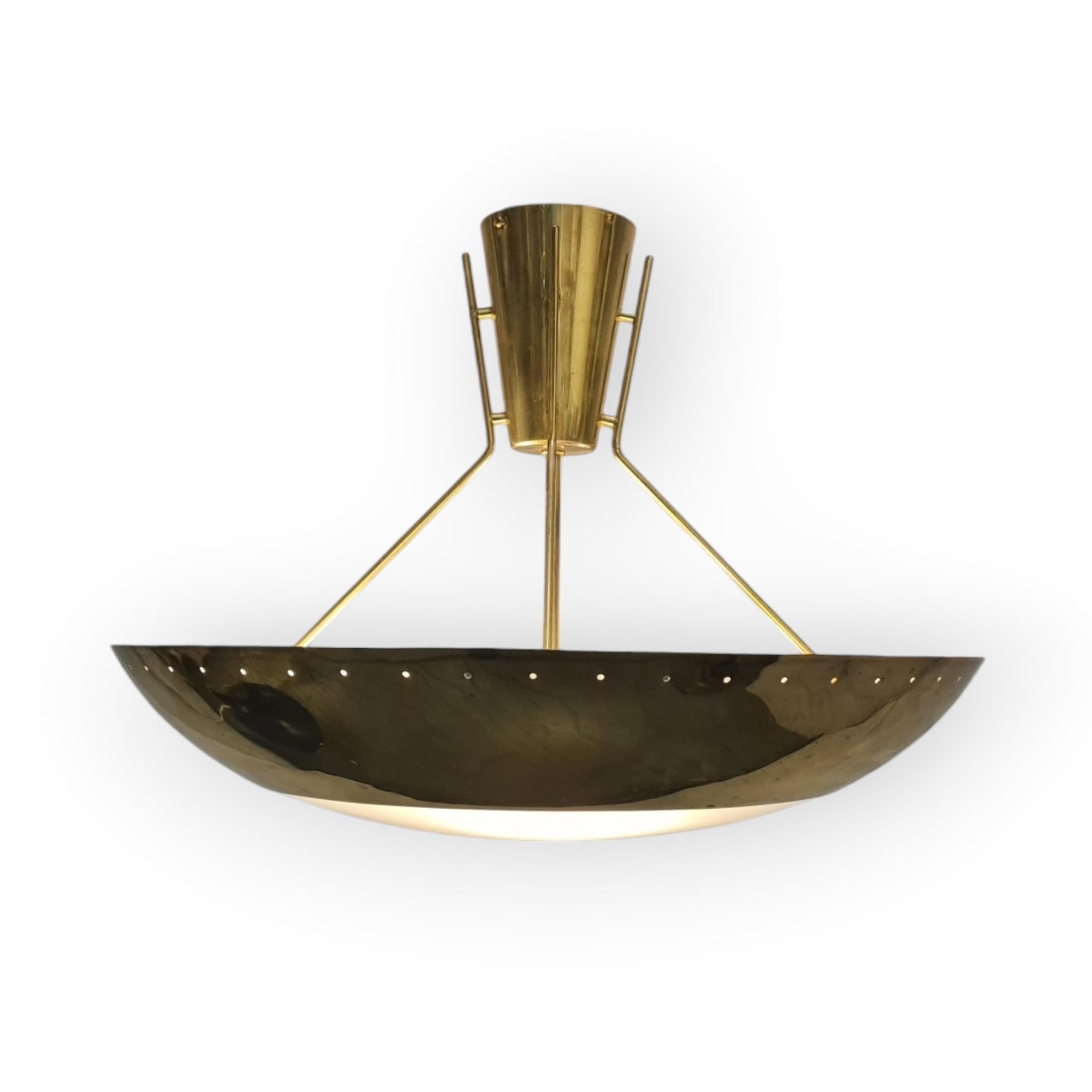 An absolutely beautiful ceiling lamp in brass, manufacutred by Itsu in Finland in the 1960s. Itsu was one of the leading lamp manufacturers in Finland during the middle of the 20th century. Along with companies like Taito Oy, Idman and Orno they