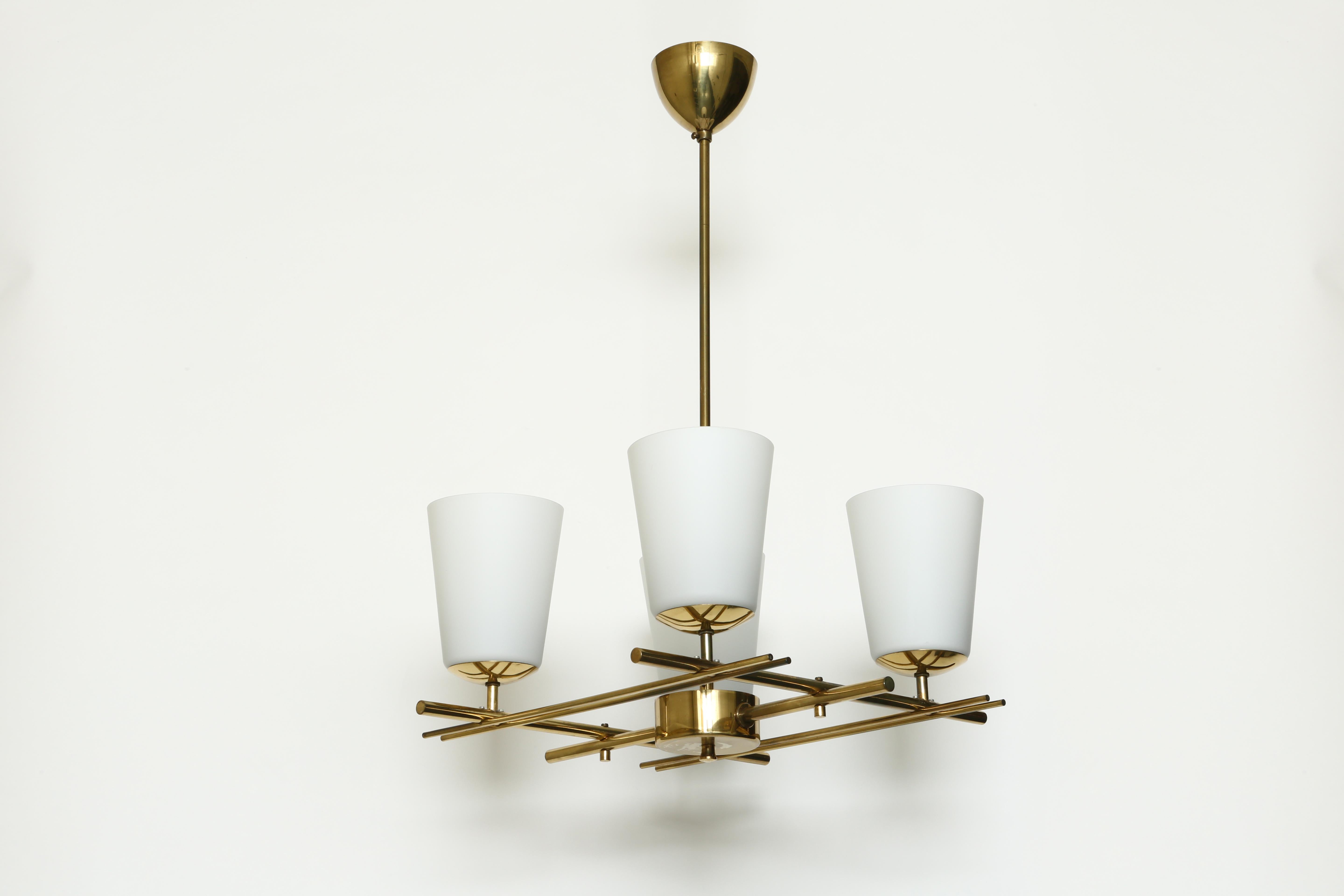 Scandinave moderne Lustre Itsu en laiton, Finlande, années 1960 en vente