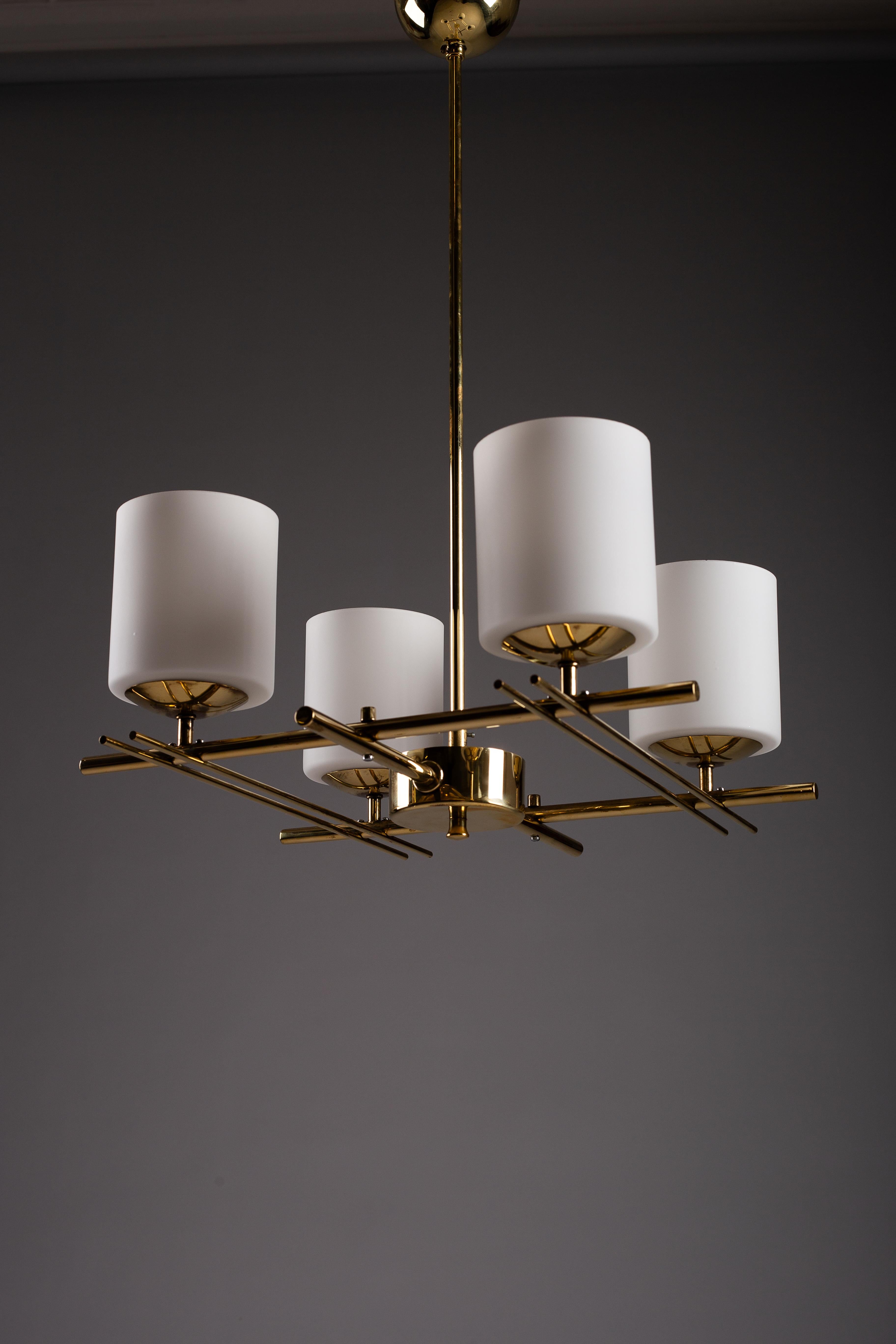 Élevez votre espace de vie avec le lustre en laiton finlandais Itsu ER 162/4 Mid-Century Modern, un exemple époustouflant du Vintage Design Scandinave. Nous apprécions l'élégance intemporelle et l'artisanat exceptionnel, et ce lustre incarne