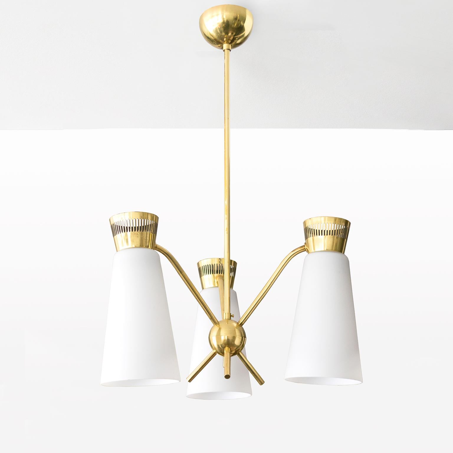 Scandinave Pendentif en finition Itsu avec trois abat-jour en verre opale sur un cadre en laiton en vente