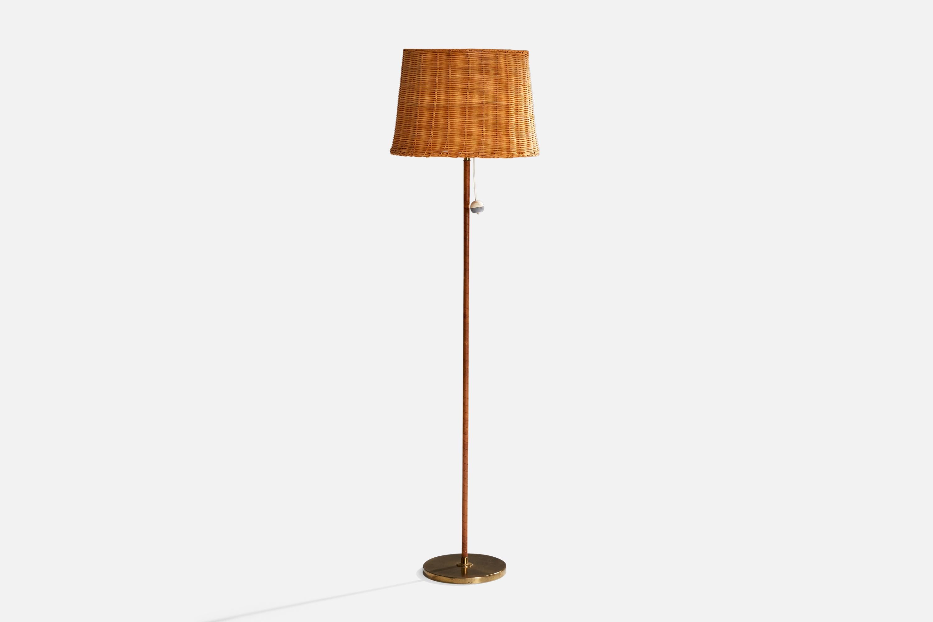 Stehlampe aus braunem Leder, Messing und Rattan, hergestellt von Itsu OY, Finnland, ca. 1950er Jahre.

Abmessungen der Lampe mit Schirm (Zoll): 59,375