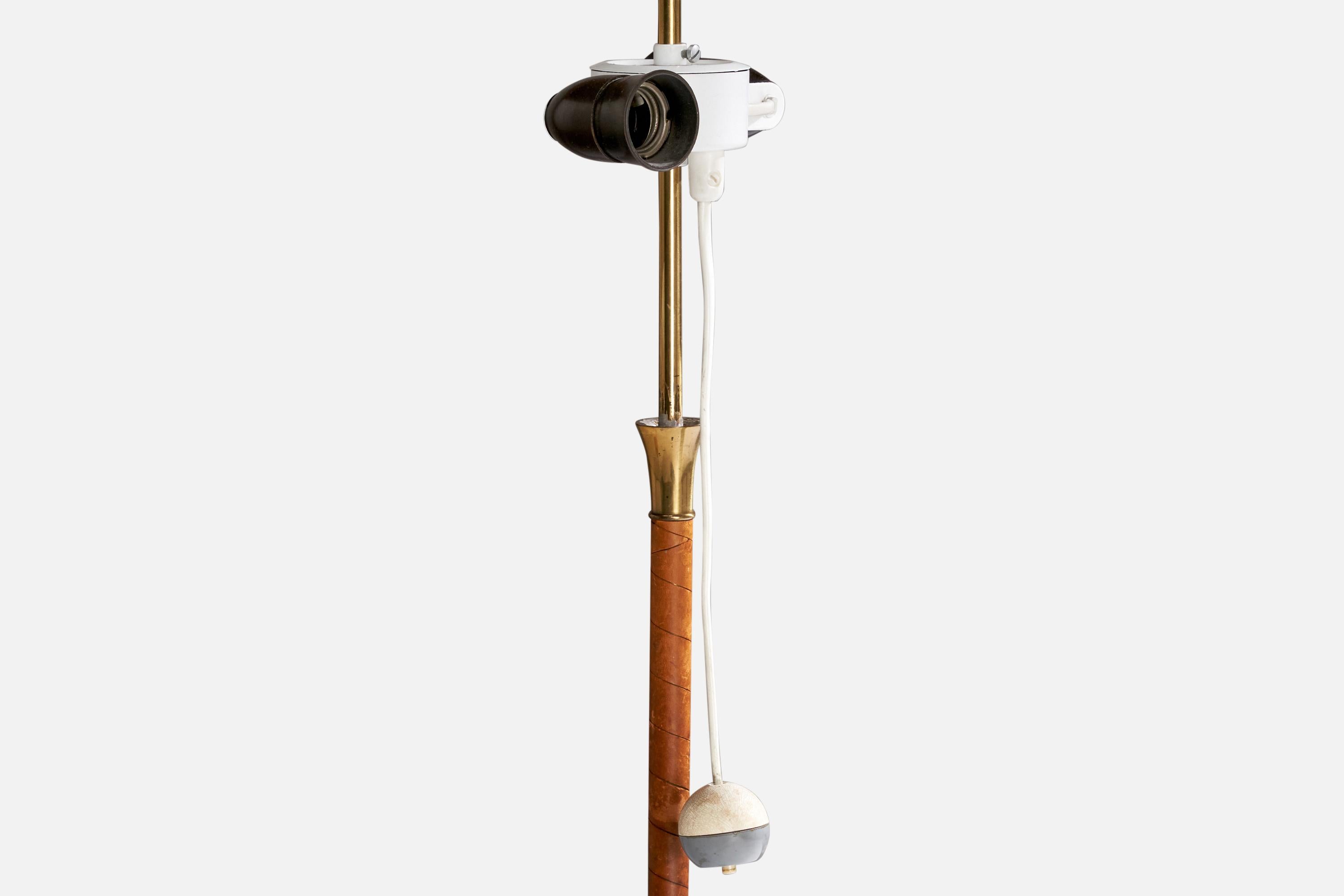 Itsu, Stehlampe, Messing, Leder, Rattan, Finnland, 1950er Jahre (Finnisch) im Angebot