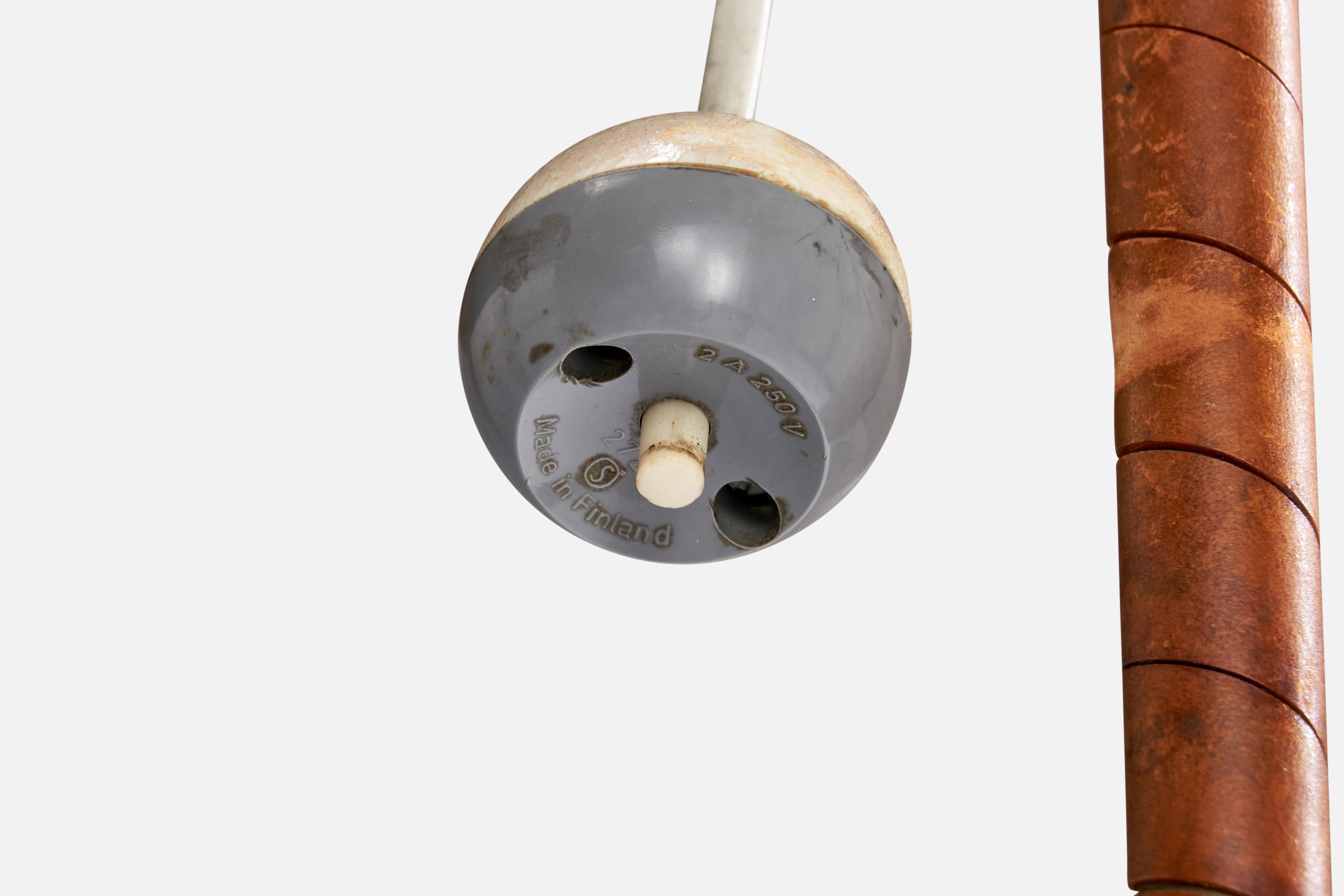 Itsu, Stehlampe, Messing, Leder, Rattan, Finnland, 1950er Jahre (Mitte des 20. Jahrhunderts) im Angebot