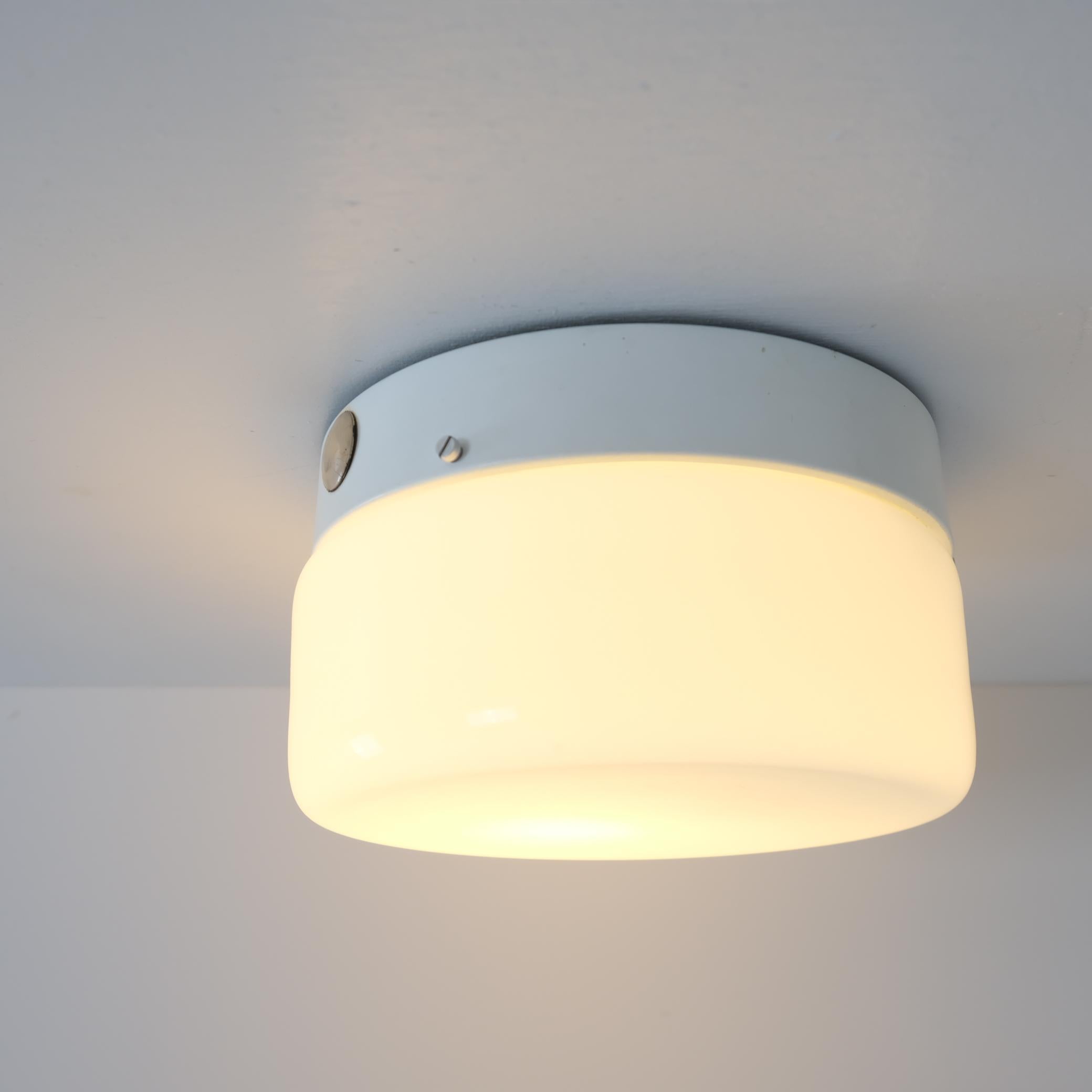 Un élégant plafonnier modèle AR 50, fabriqué par Itsu en Finlande dans les années 1950. Ce design très minimal s'intègre facilement dans n'importe quel intérieur. Comme c'est souvent le cas dans le design scandinave, la beauté de cette lampe réside
