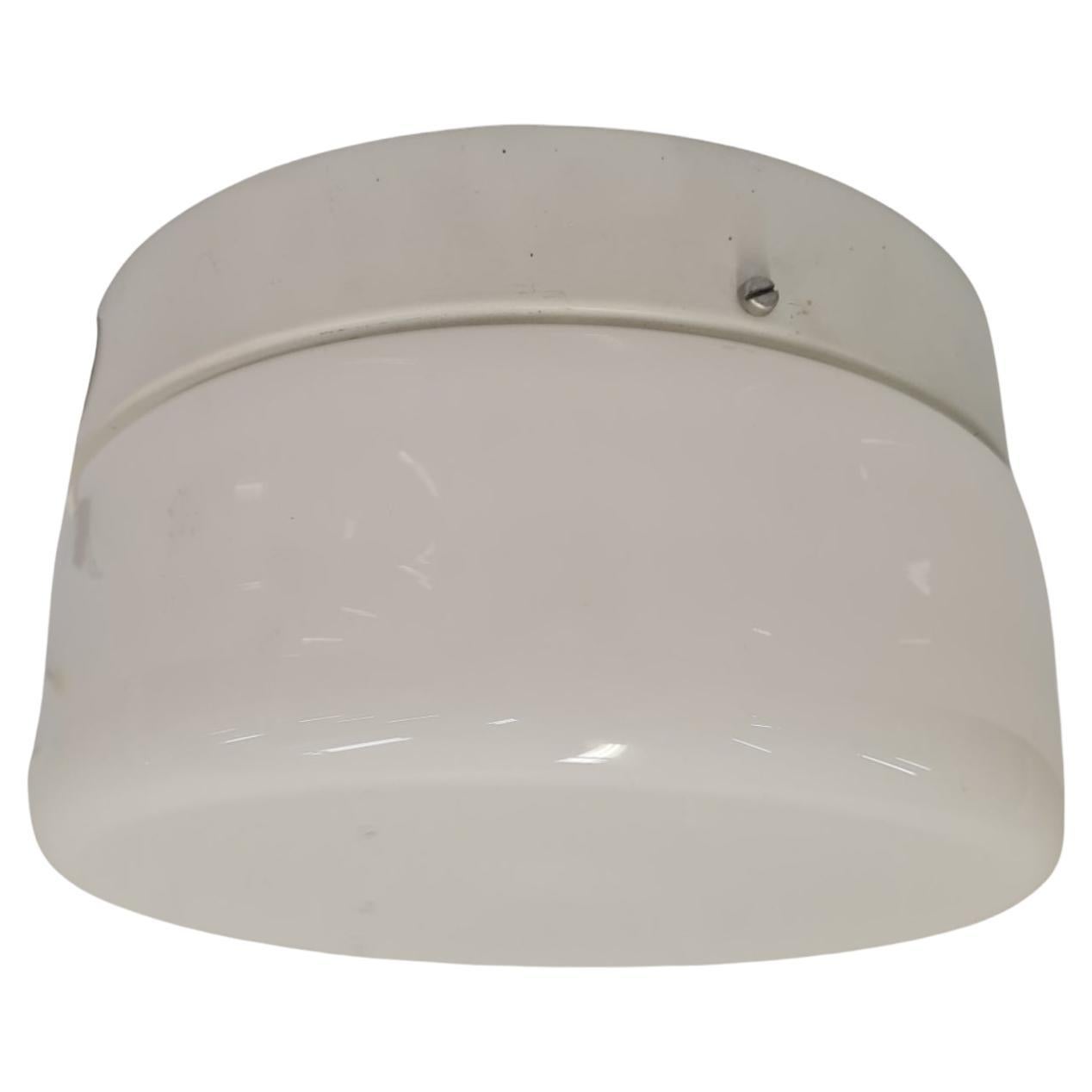 Plafonnier minimaliste "pilule" en verre opalin blanc Modèle AR50, années 1950, Itsu en vente