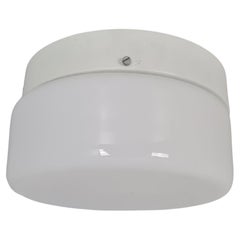 Lámpara de techo minimalista Itsu "Píldora" de cristal opalino blanco Modelo AR50, años 50