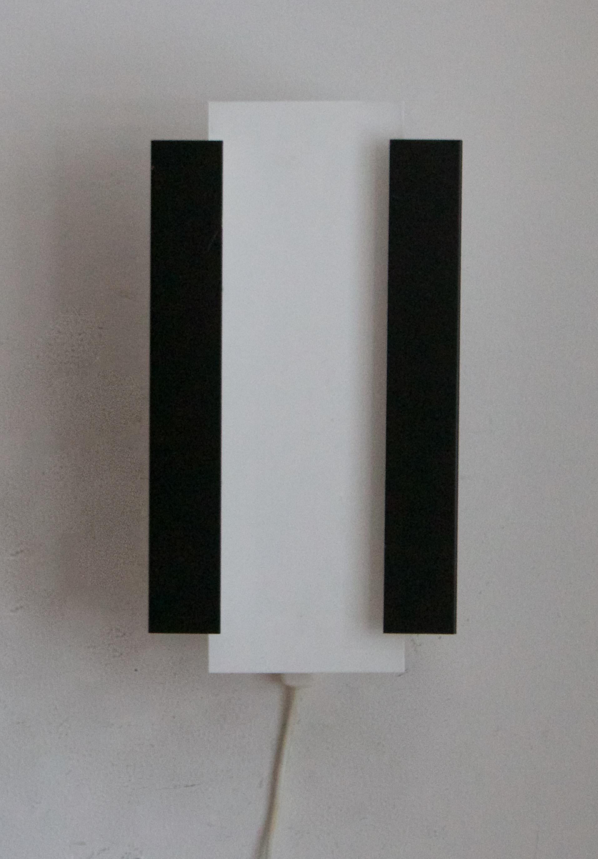 Scandinavian Modern Itsu, Minimalist Wall Light, Black and White Lacquered Metal, Finland, 1950s For Sale