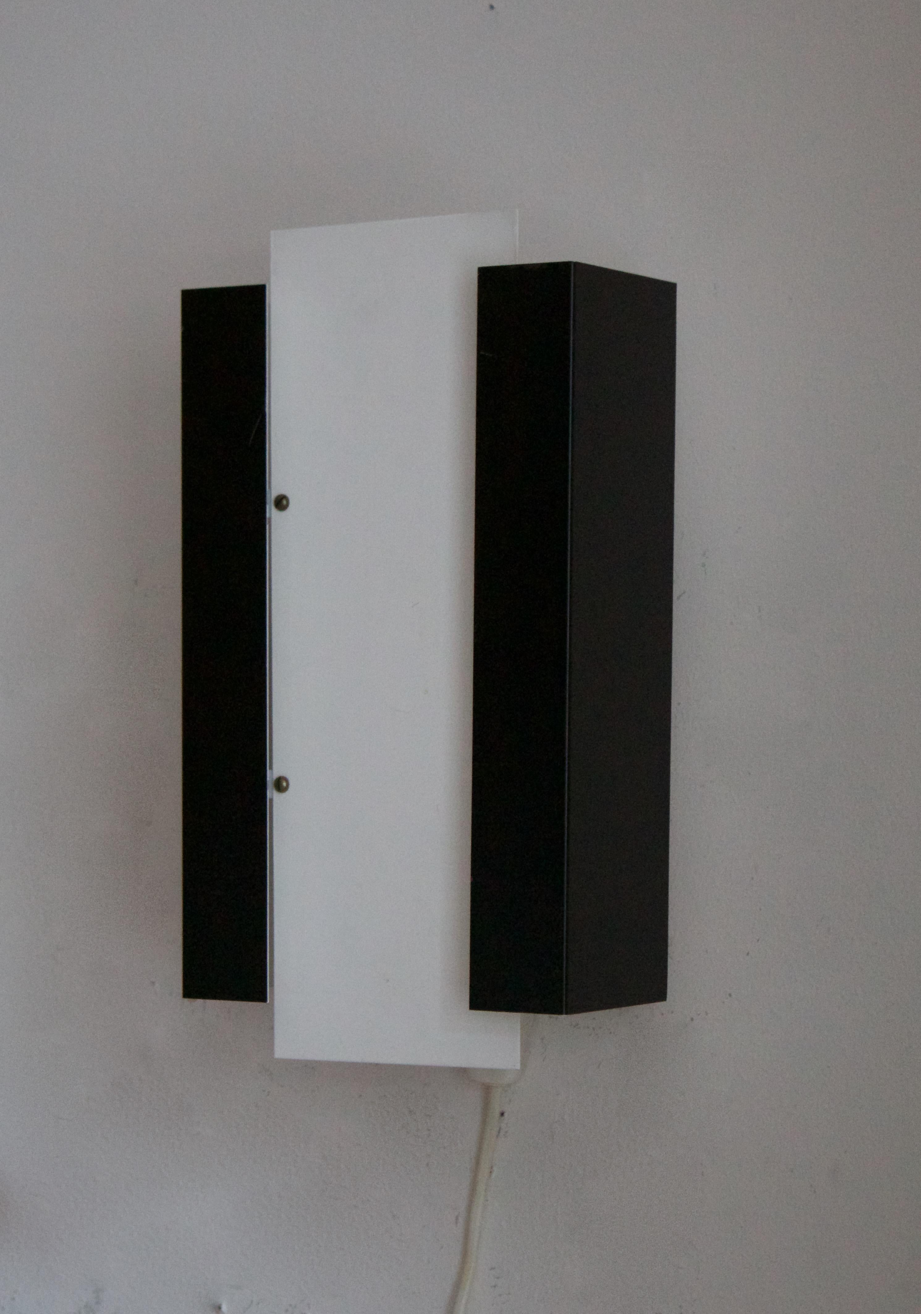 Finnish Itsu, Minimalist Wall Light, Black and White Lacquered Metal, Finland, 1950s For Sale